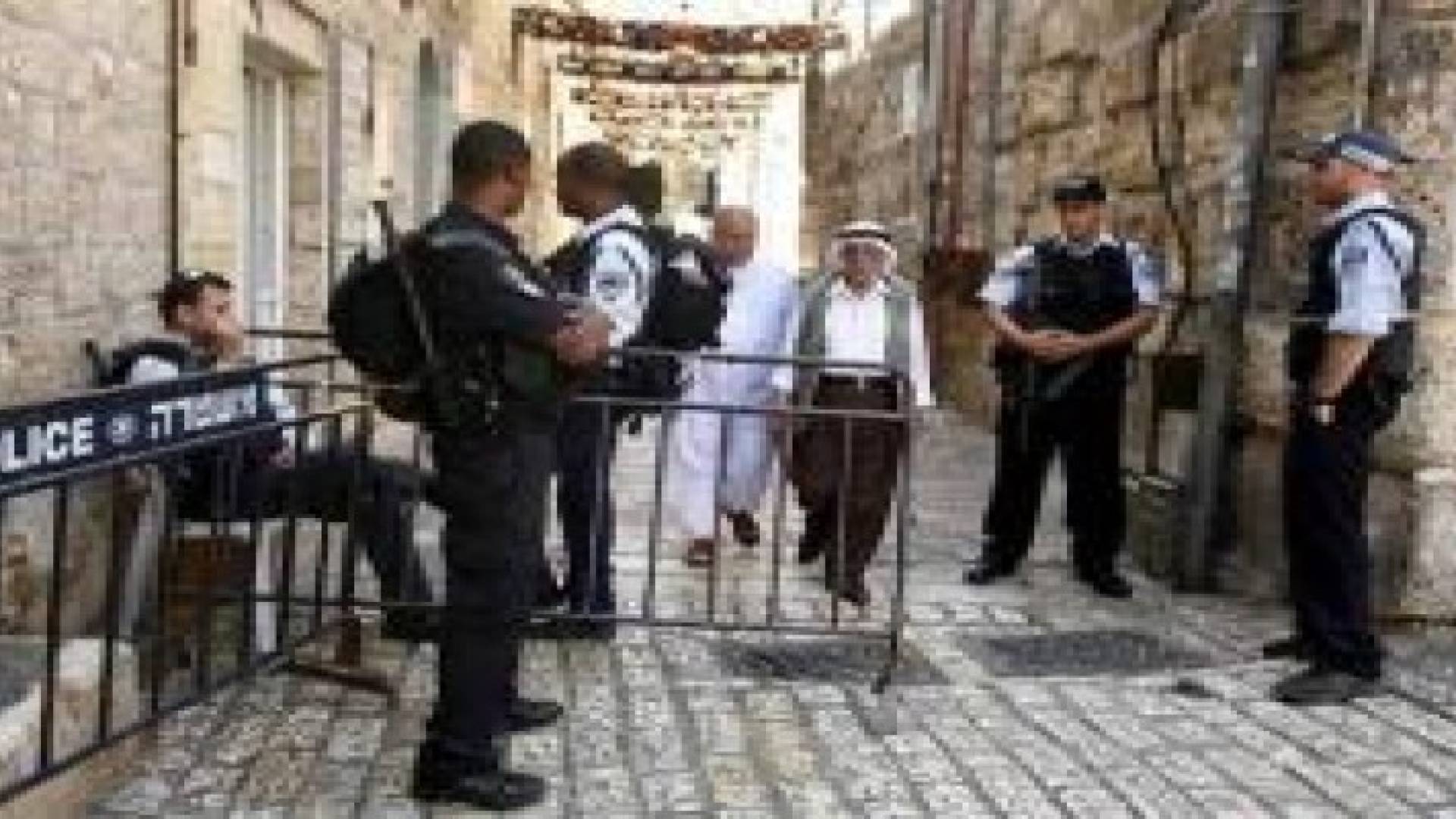 مستوطنون يفتحون باب كنيس من داخل حوش عائلة مقدسية