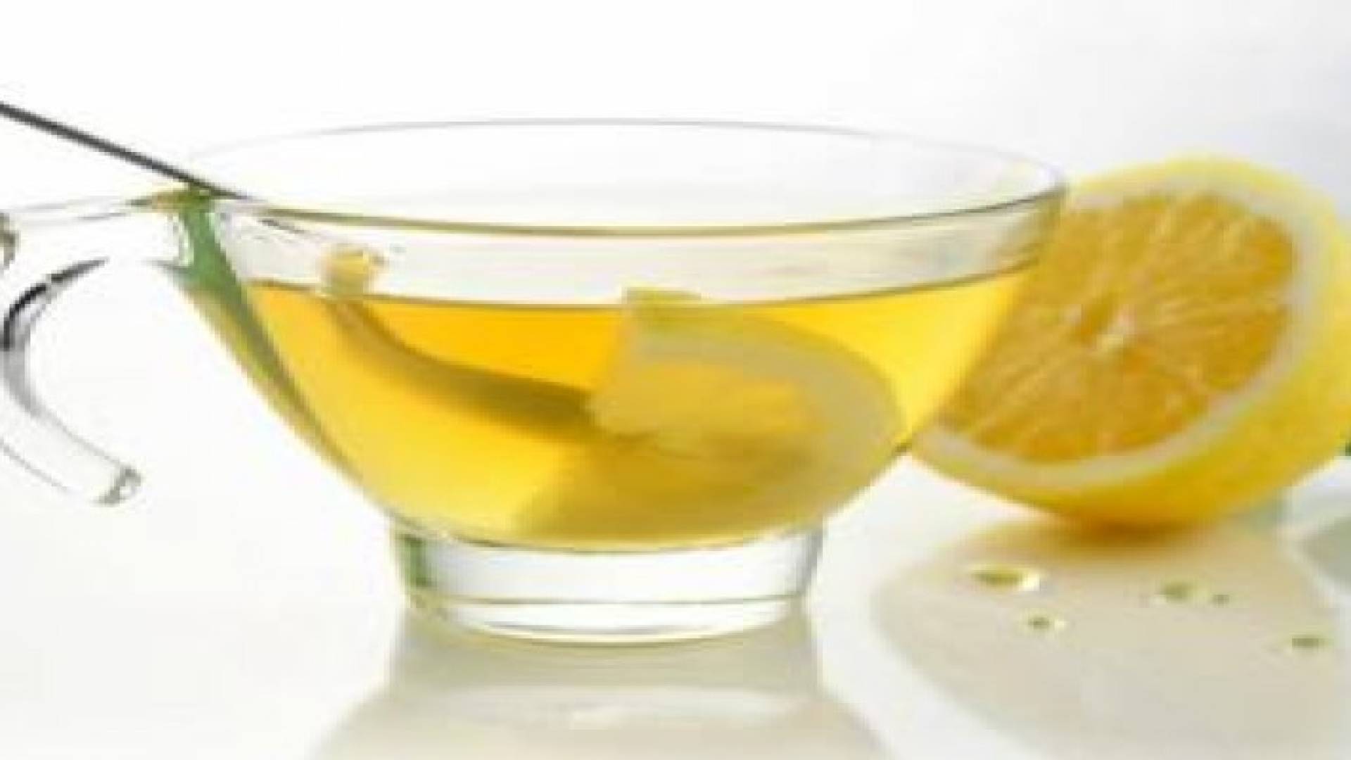 تحذير من مشروب المياه الساخنة بالليمون