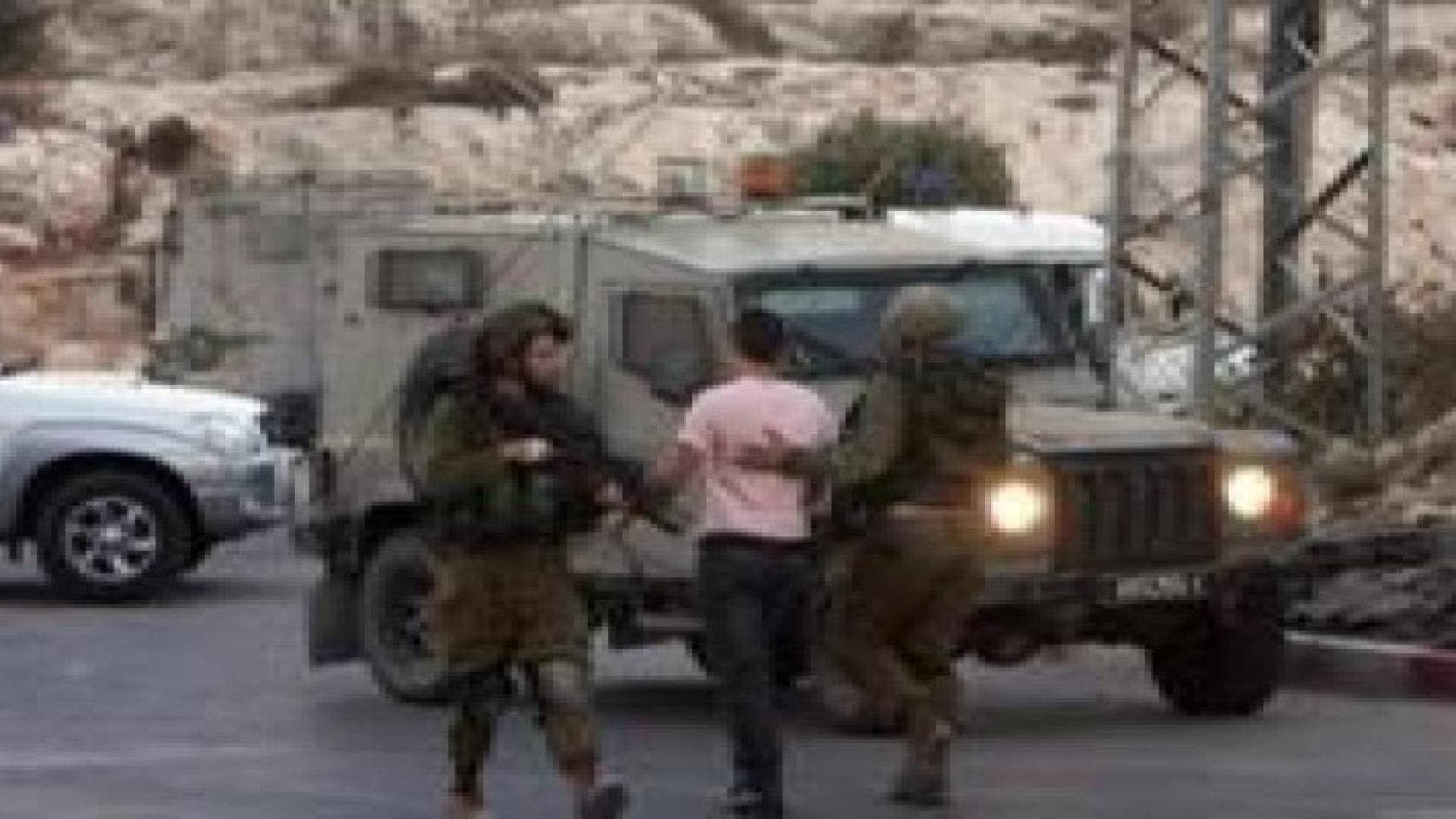 الاحتلال يداهم منزل ضابط فلسطيني ويعتقل نجله ويسرق امواله