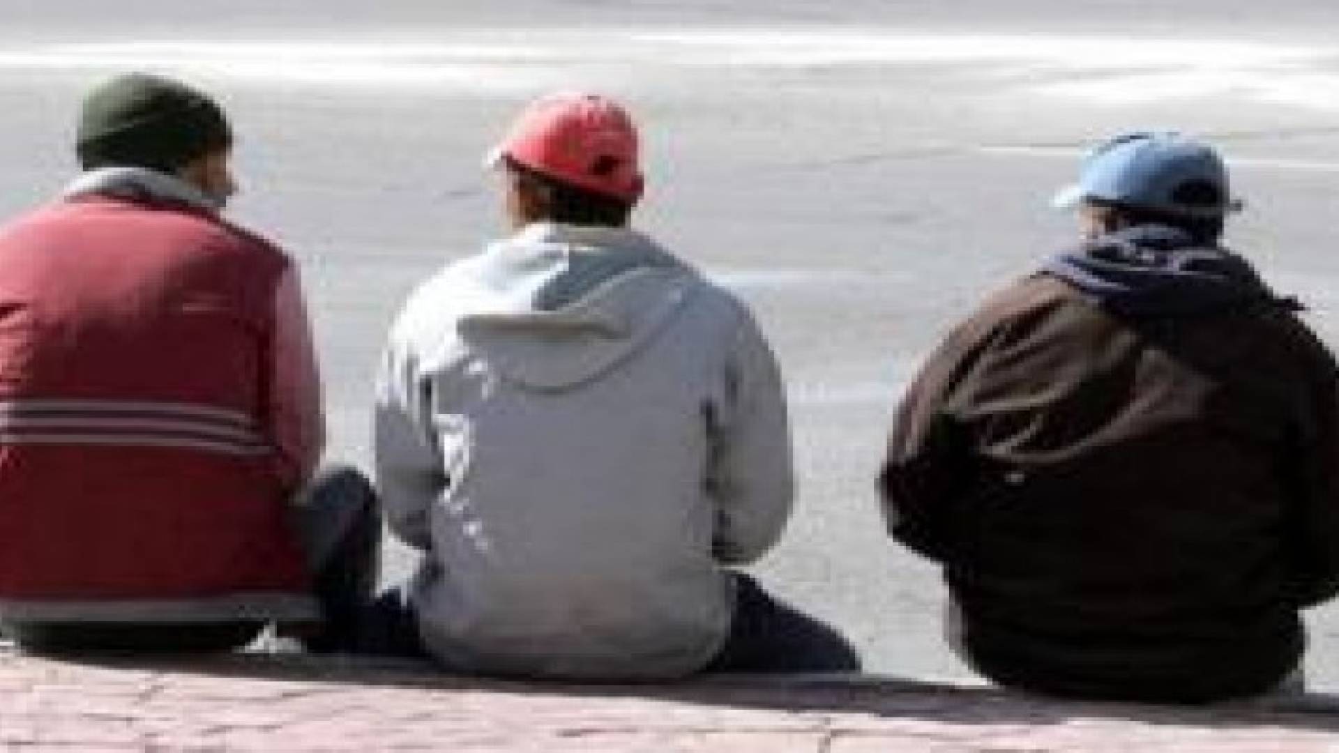 العمل تمهل العمال الوافدين المخالفين حتى تشرين أول القادم لتجديد تصاريحهم