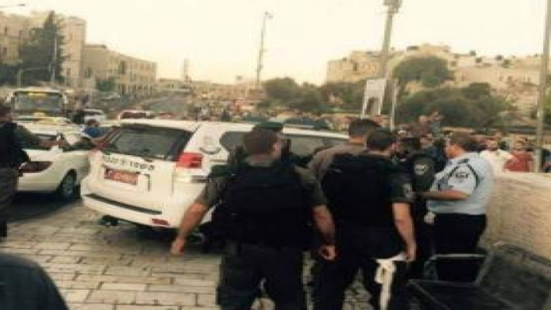 إصابة جندي إسرائيلي بجراح بضربة "بلطة" بالقدس..صور