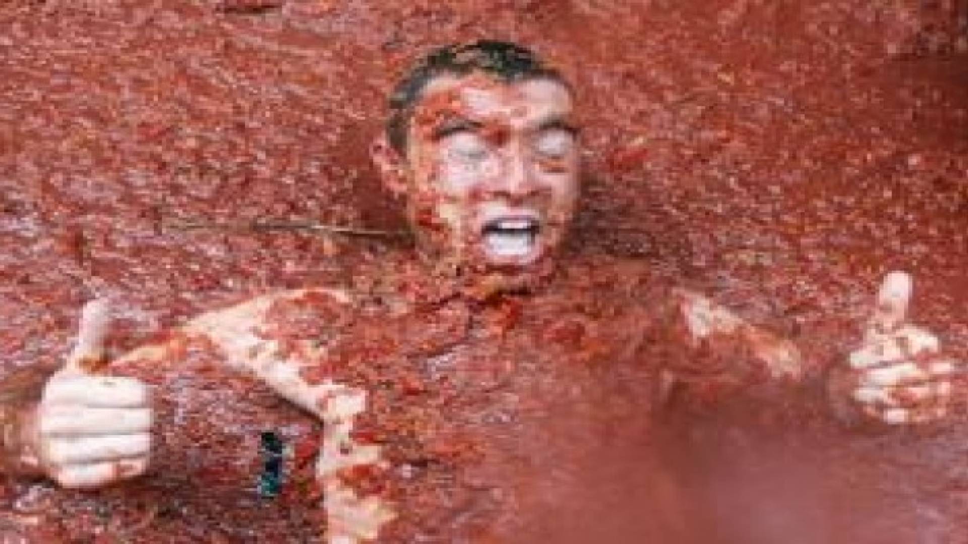 بالصور: الأحمر يغطي بلدة بونول الإسبانية في مهرجان "الطماطم"