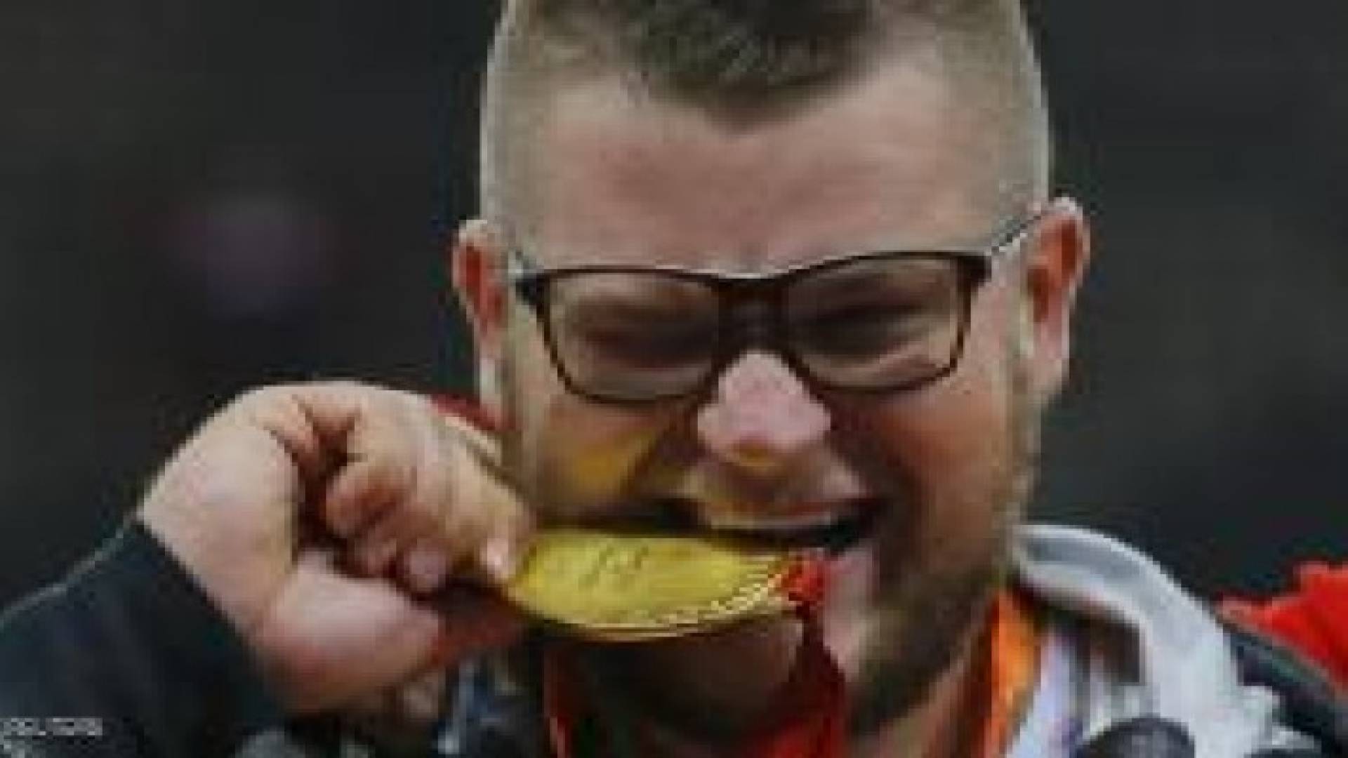 بطل يفرط بميداليته الذهبية دون ان يدرك