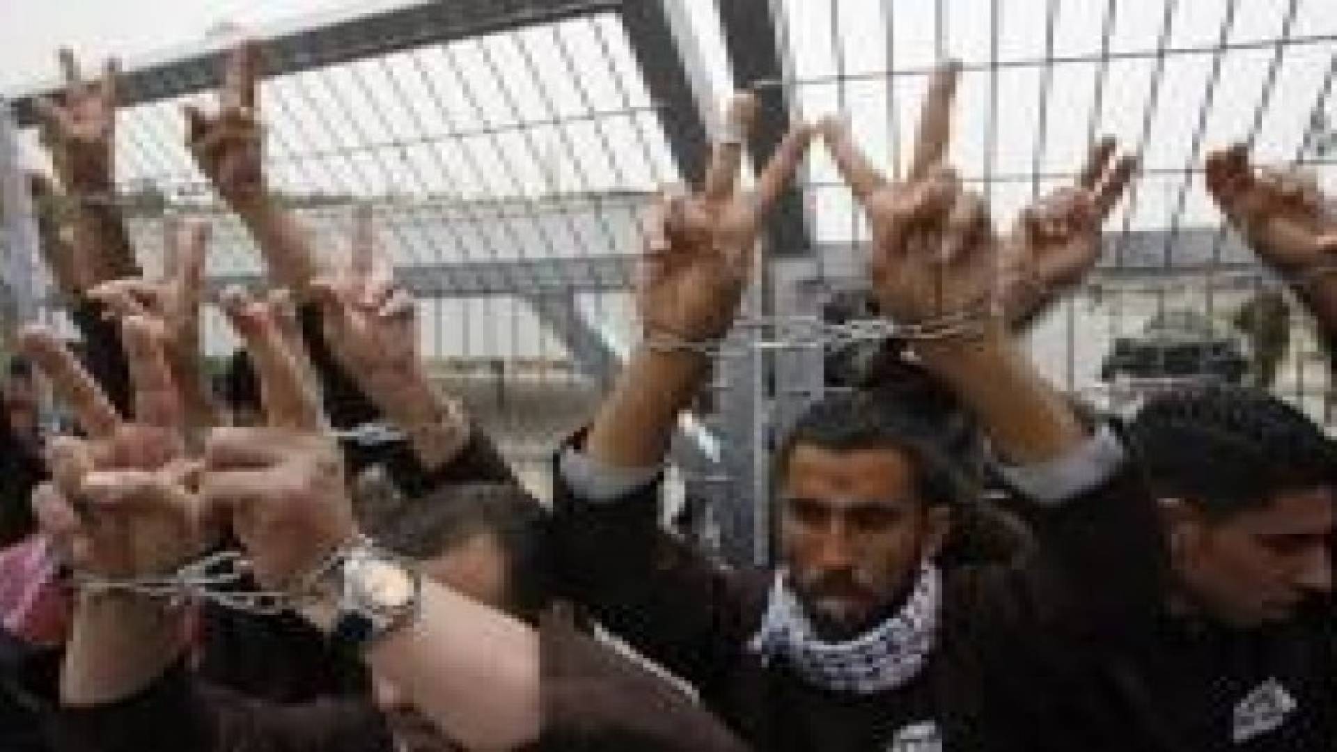 سلطات الاحتلال الاسرائيلي تمدد اعتقال 63 أسيرا فلسطينيا