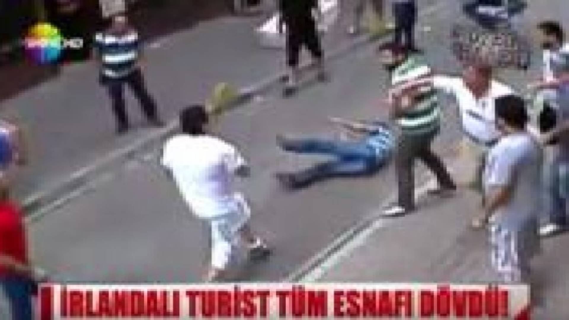 بالفيديو: عربي يعارك 15 تركيا بالشارع