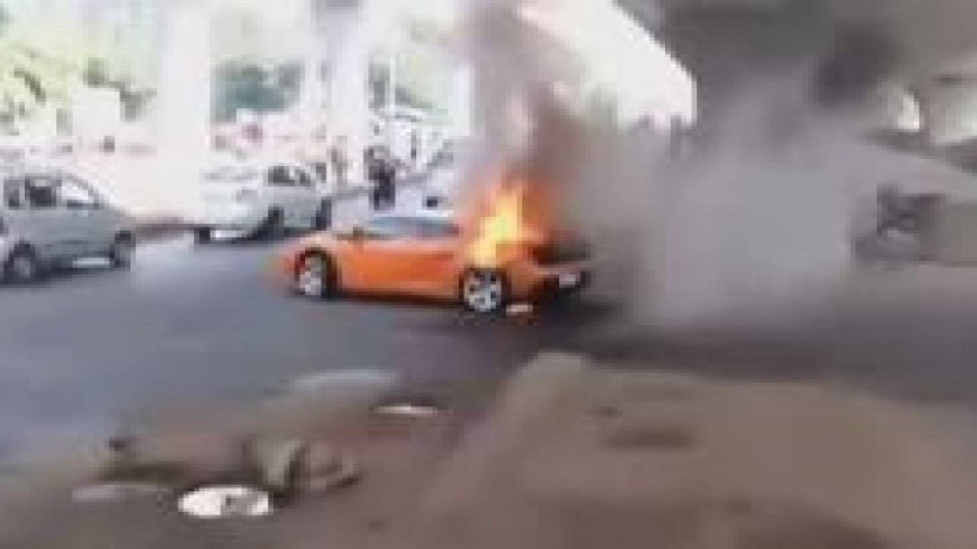شاهدوا بالفيديو: لحظة احتراق سيارة لامبورجيني فاخرة