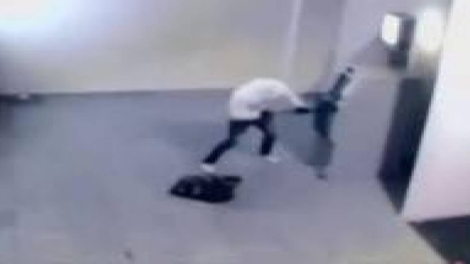 لص يسرق الصراف الآلي بالديناميت.. فيديو