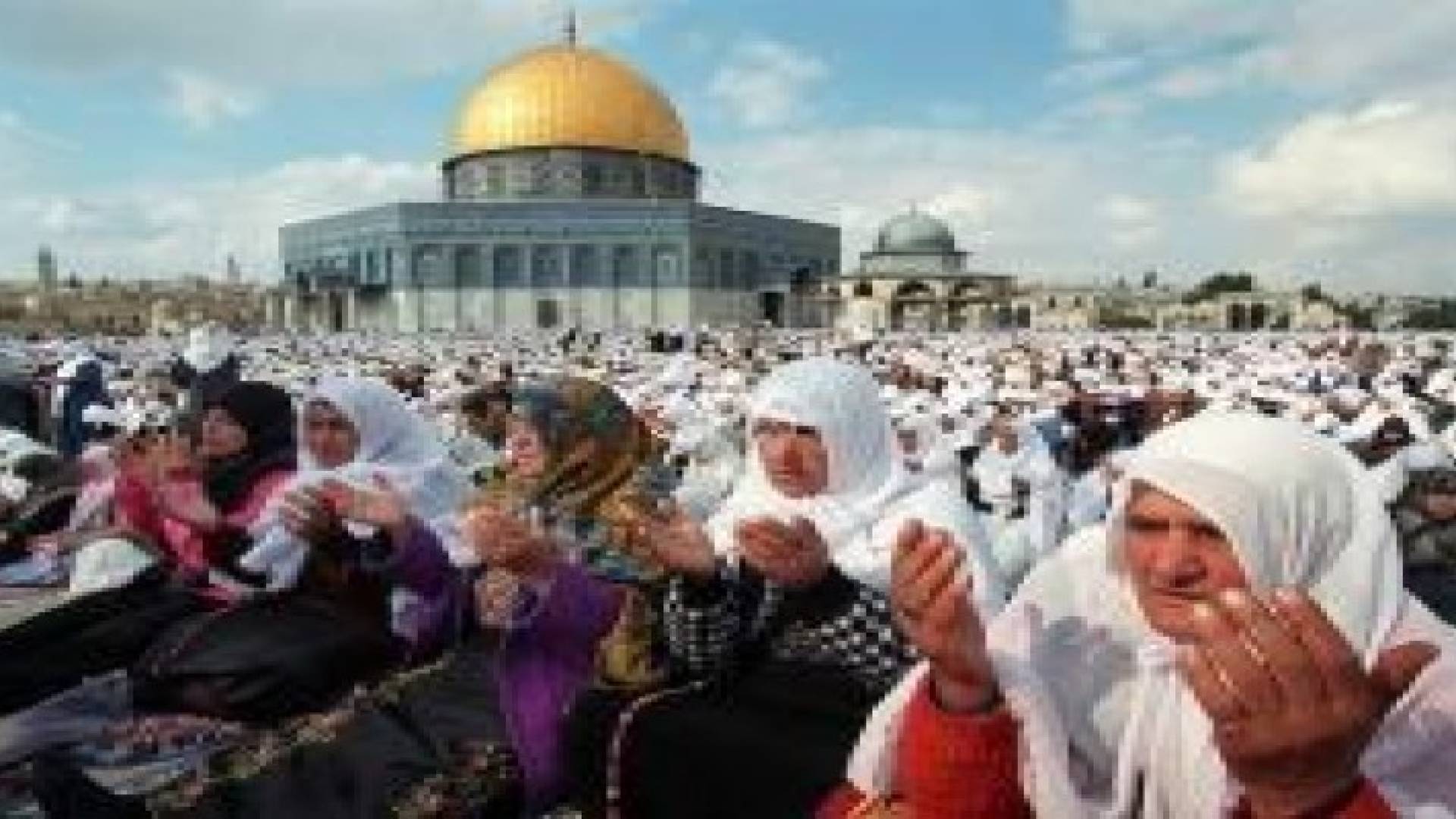 300 مصل من غزة يتوجهون للصلاة بالاقصى