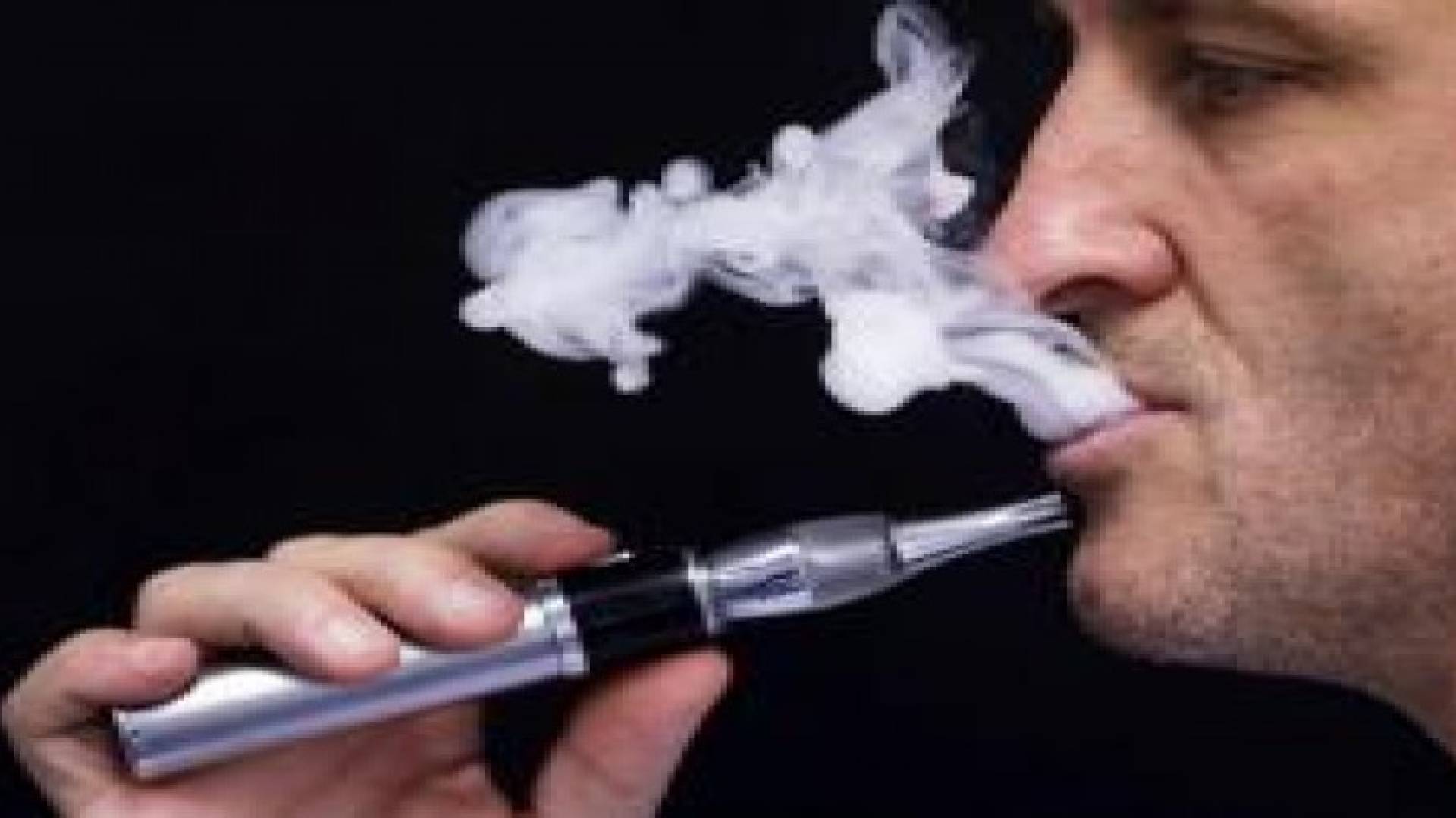 السجائر الإلكترونية أقل ضررا بنسبة 95% .. تفاصيل