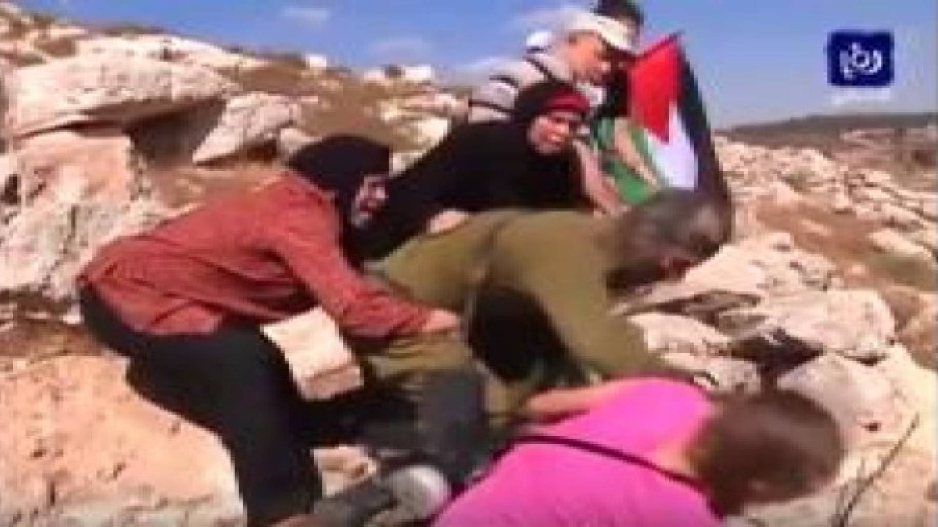 شاهد بالفيديو: فلسطينيات يمنعن بالضرب جندي احتلال من اسر طفل