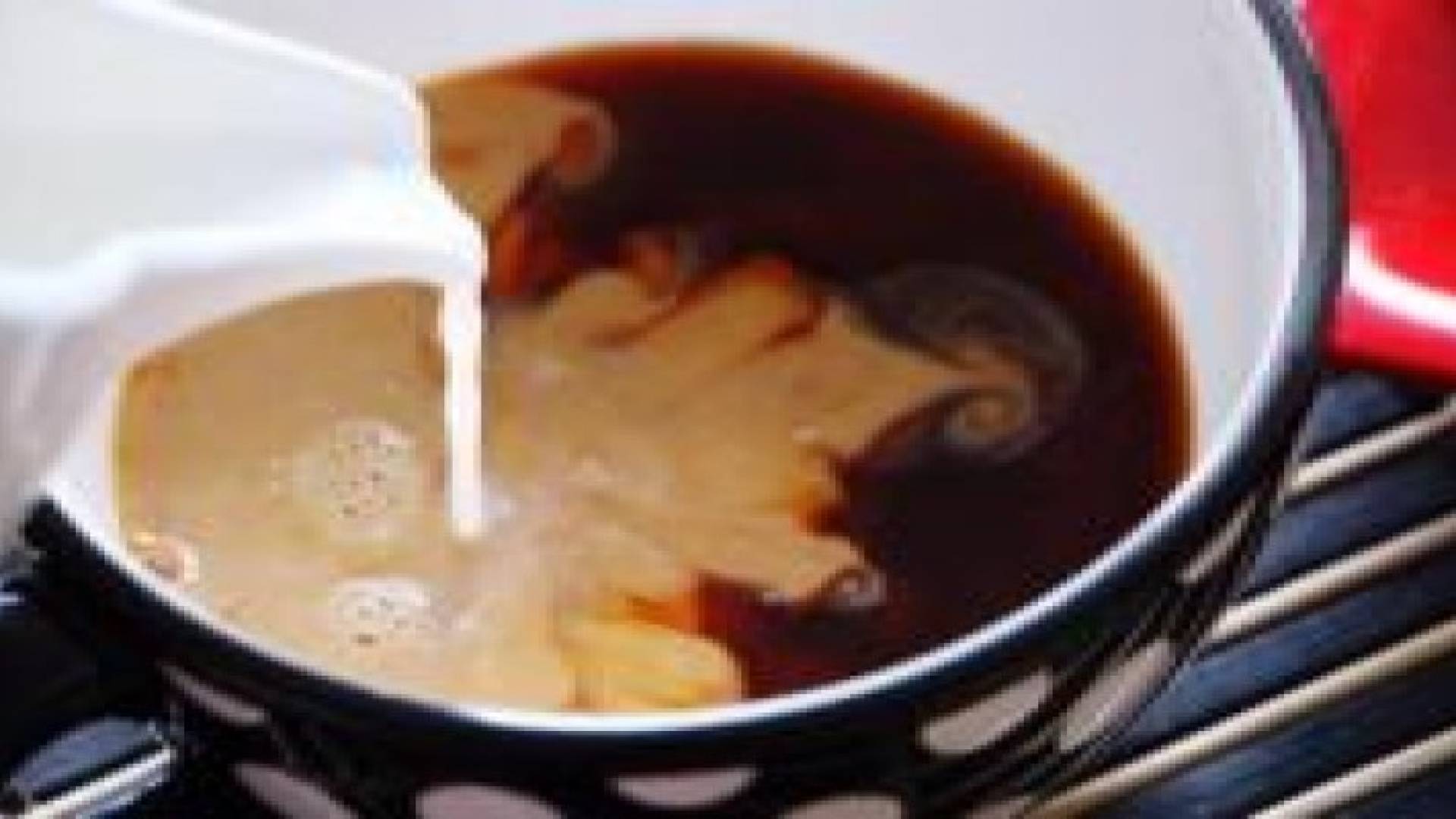 إضافة الحليب إلى الشاي تقلل اصفرار الأسنان