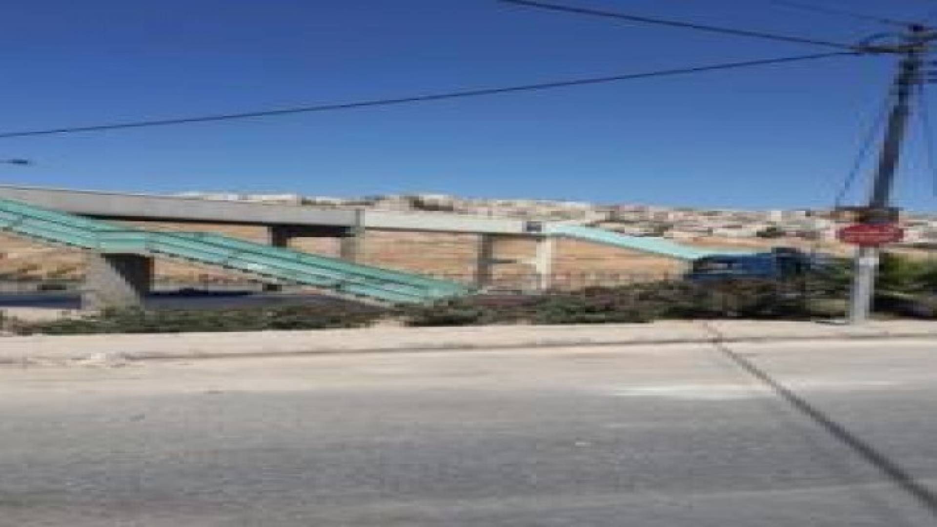 الامانة تعيد تركيب جسر المشاه الذي صدمته شاحنة على اوتستراد عمان الزرقاء