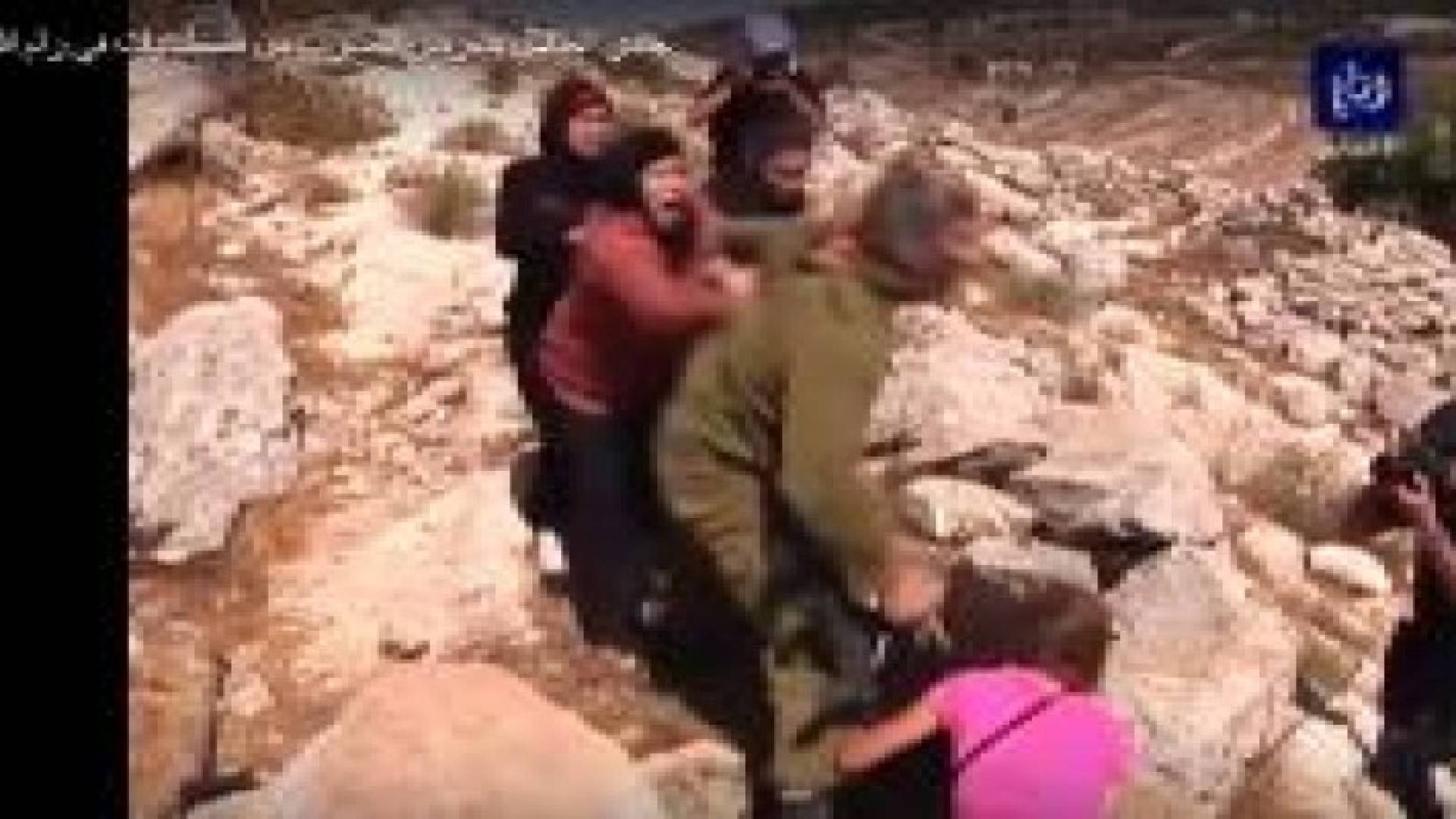 الاحتلال يقرر اعتقال النساء الفلسطينيات اللواتي قاومن جنديا حاول خطف طفل احداهن