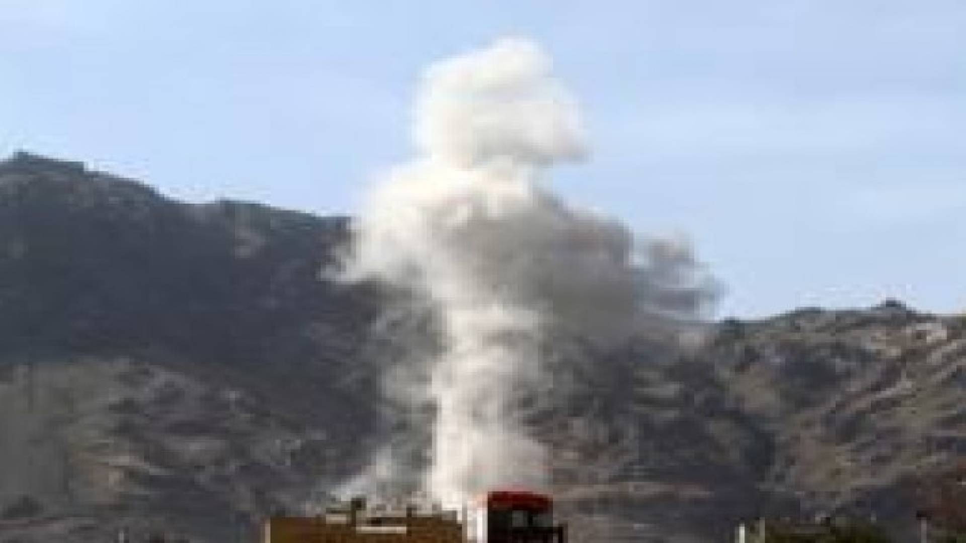 انفجار قرب السفارة الأمريكية في صنعاء وغارات للتحالف على صعدة وحجة