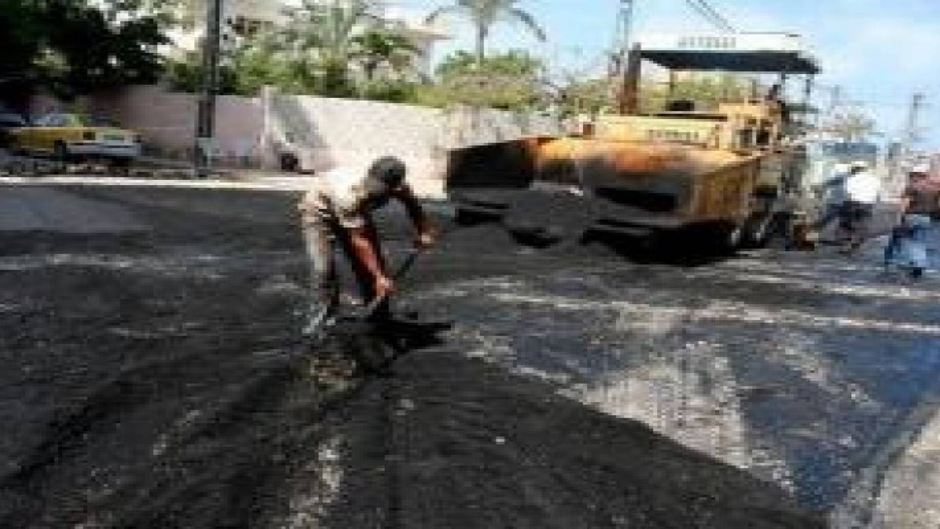 الأمانة تباشر تعبيد وصيانة عدة شوارع