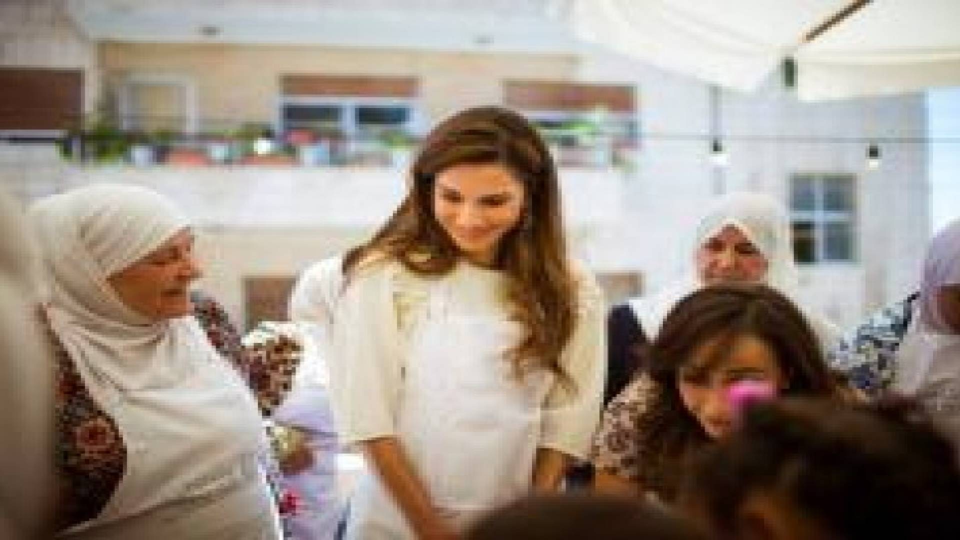 الملكة رانيا العبدالله تلبي طلب اطفال ايتام بزيارة العقبة.. صور