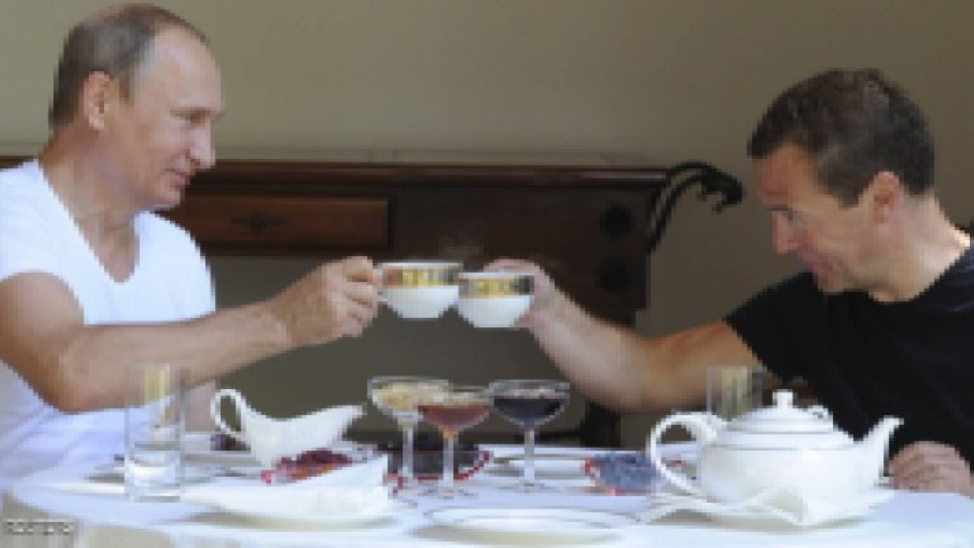 بالصور:بوتن يستعرض عضلاته ويعد المشاوي بسوتشي