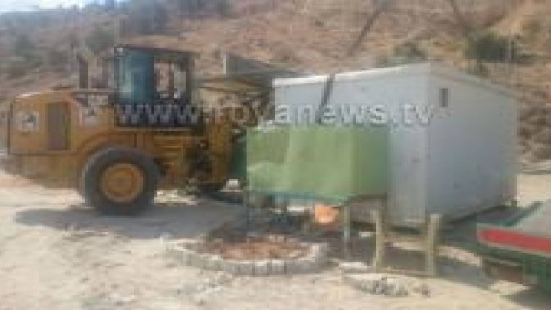 بالصور:حملة لازالة الاكشاك على طريق البحر الميت