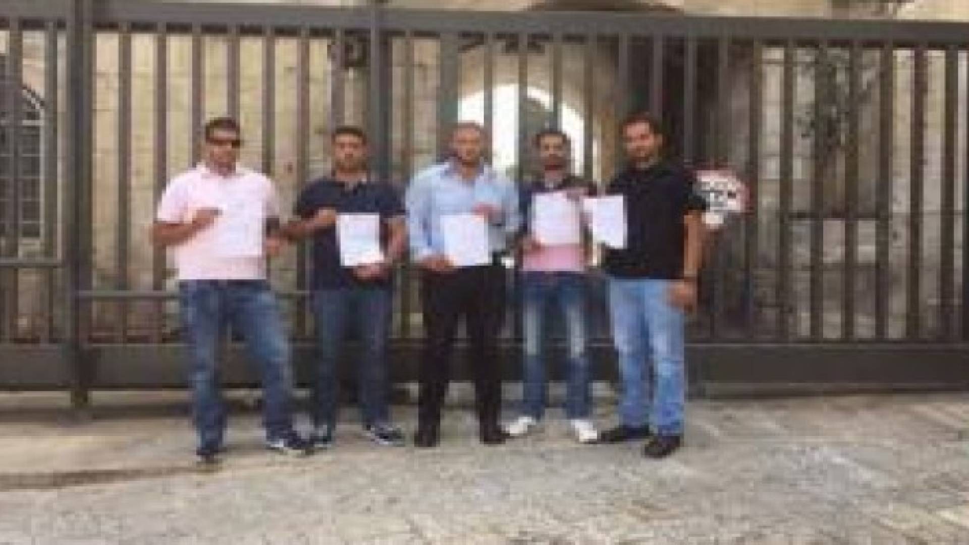 الاحتلال يبعد 6 حراس وموظفين عن الأقصى شهرين