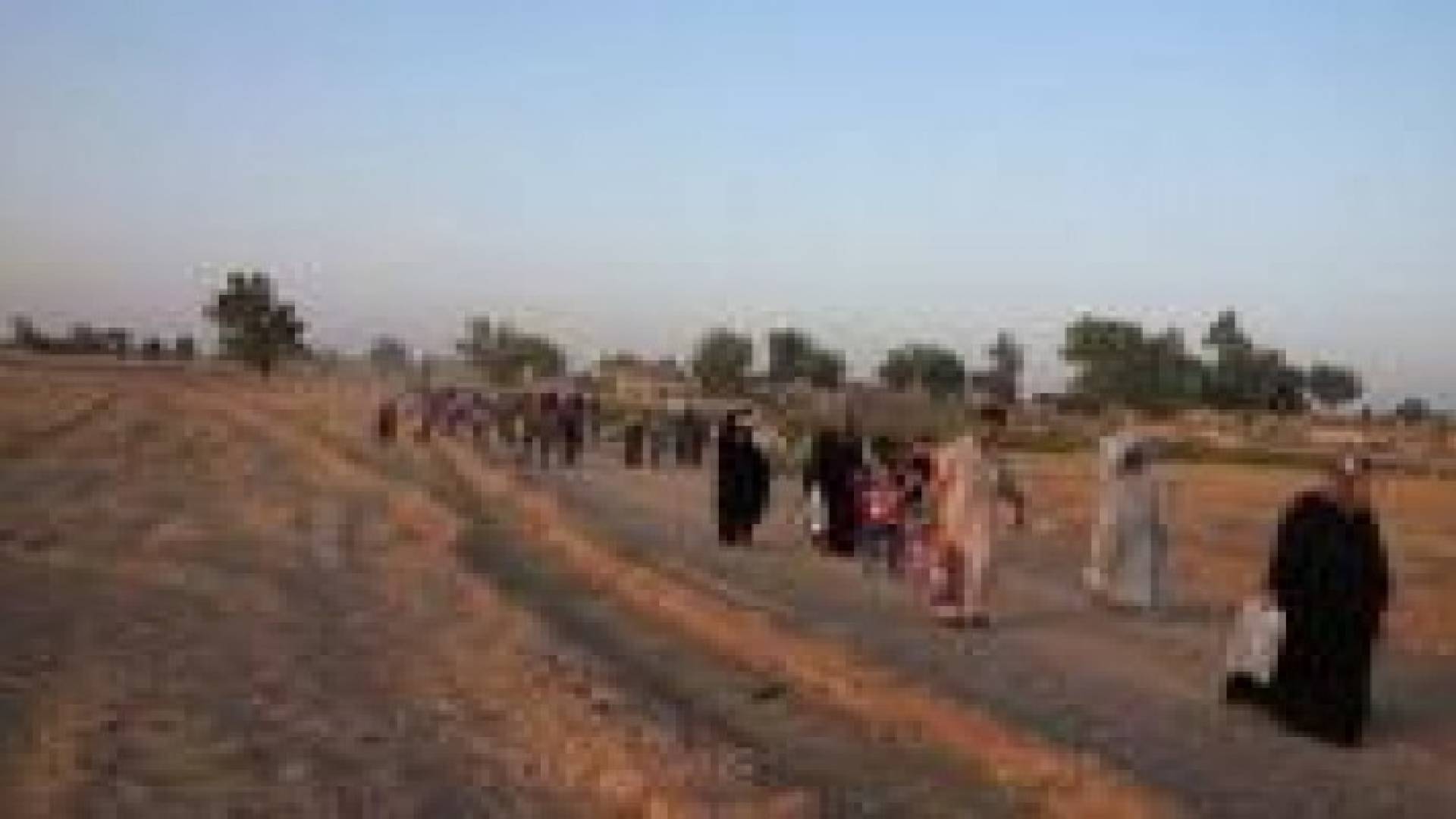 المئات يتظاهرون من بلدة جلولاء للمطالبة باعادتهم الى مناطقهم المحررة