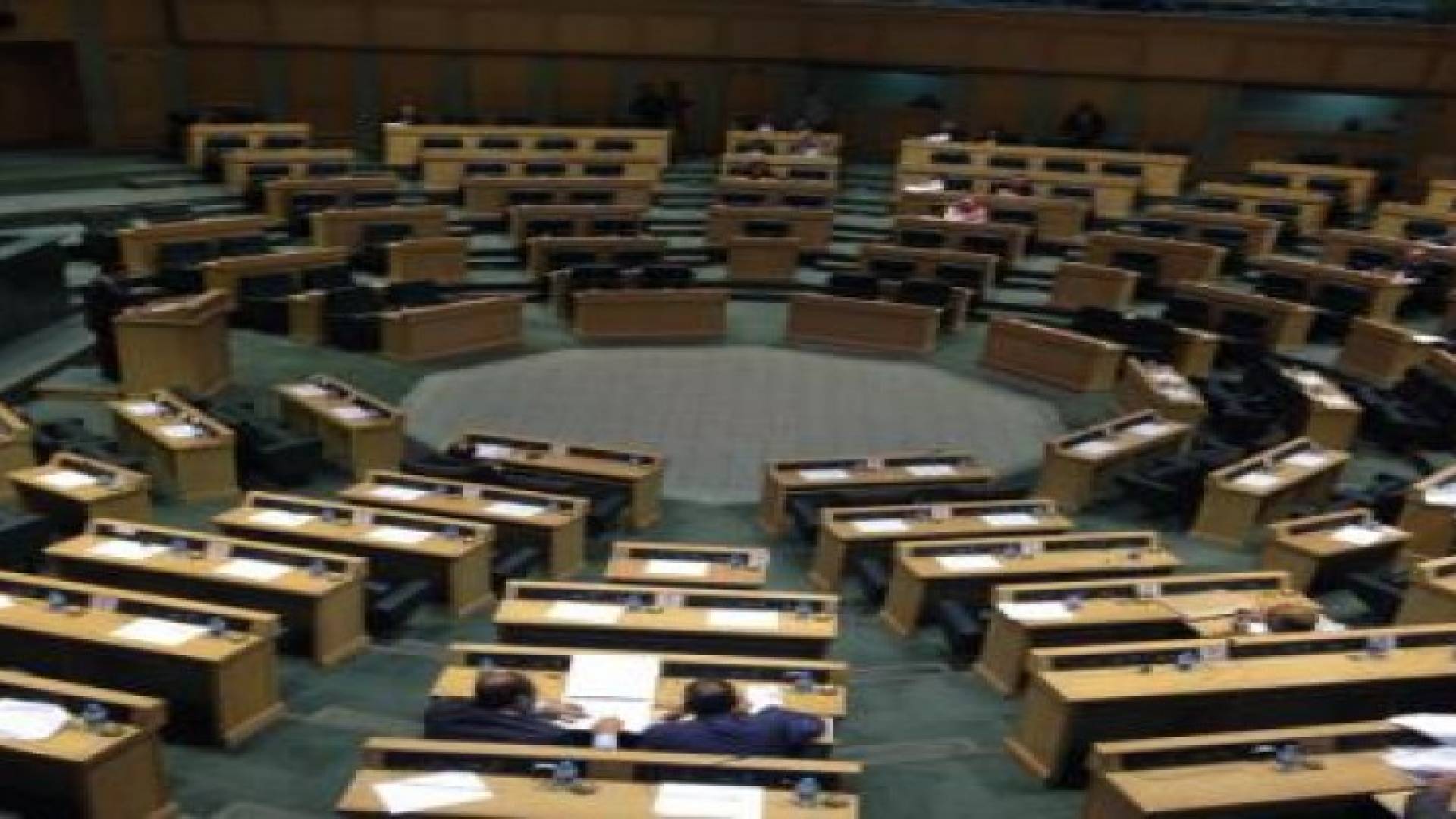 النواب: يمنع على شركات الصرافة الاجنبية فتح فروع لها