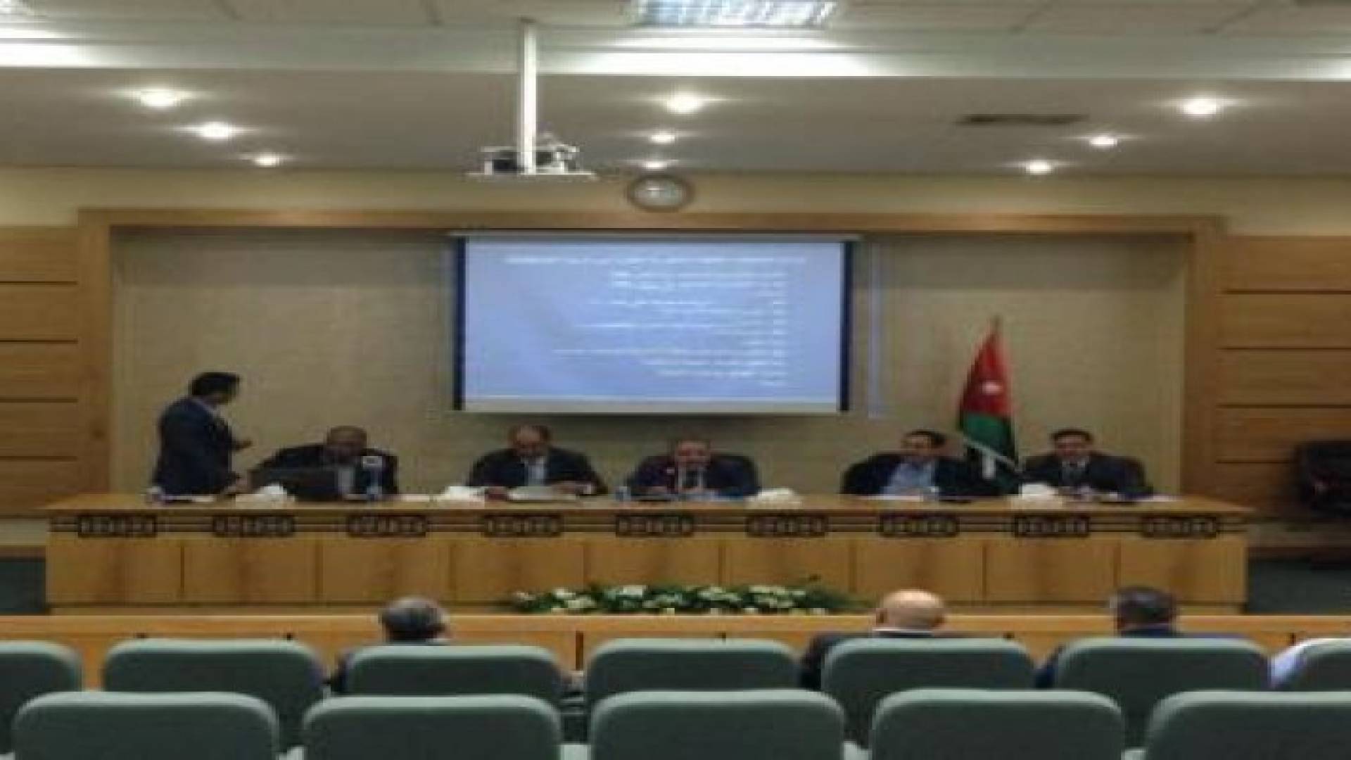 الحكومة تستوفي ٣٠ دولارا على كل برميل نفط "تخزنه"