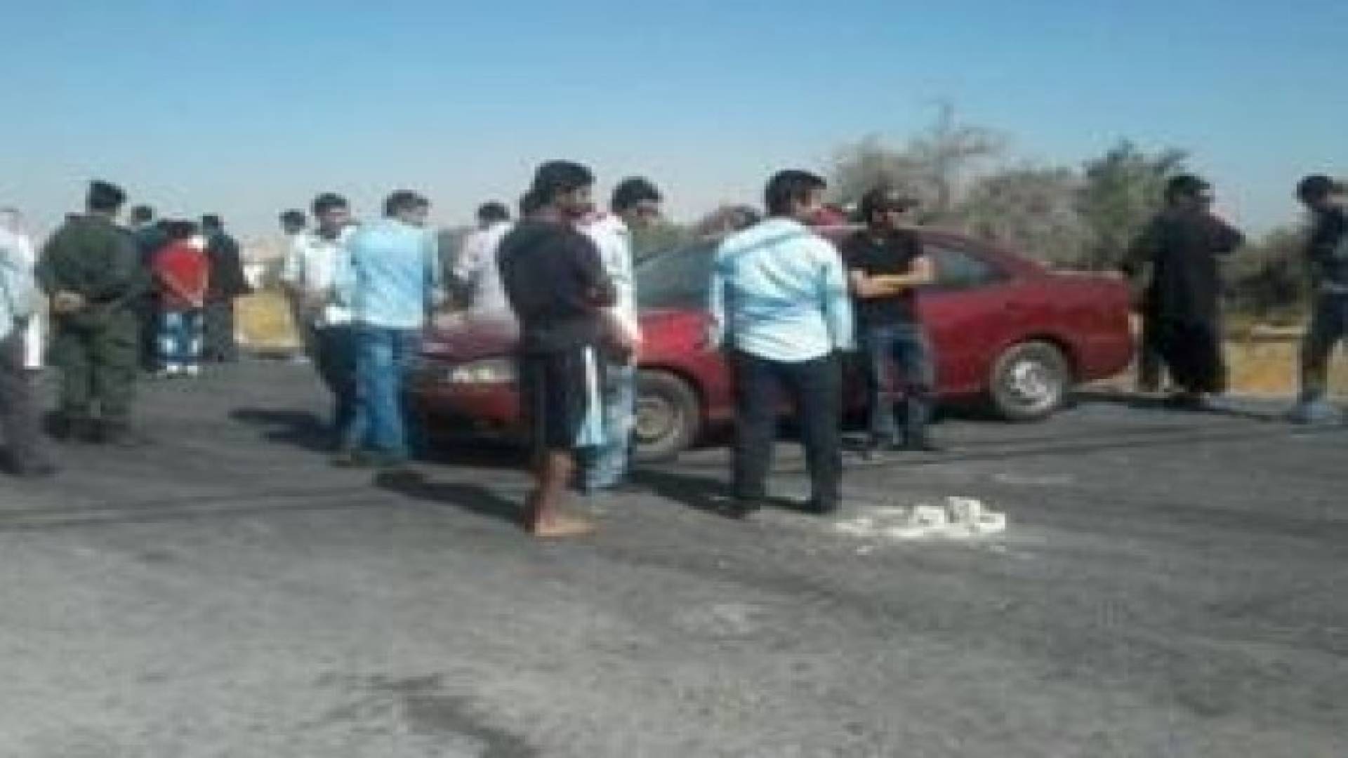 إغلاق طريق جلول – المطار احتجاجا على دمج المدارس.. صور