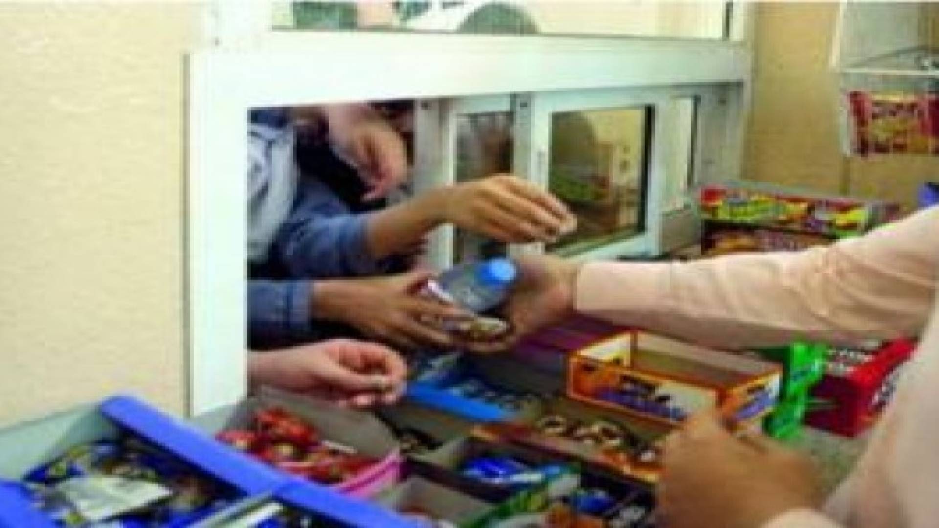 منع تداول 42 صنفا غذائيا في المقاصف المدرسية