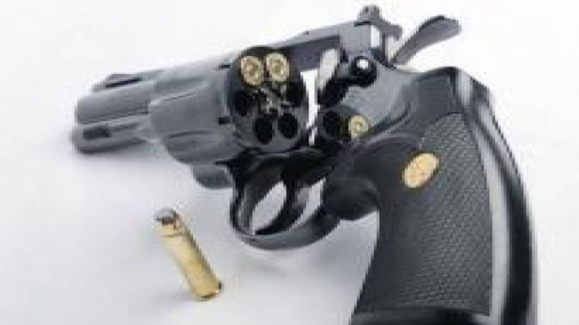 التحقيق بمقتل شاب اثناء تنظيفه مسدسا