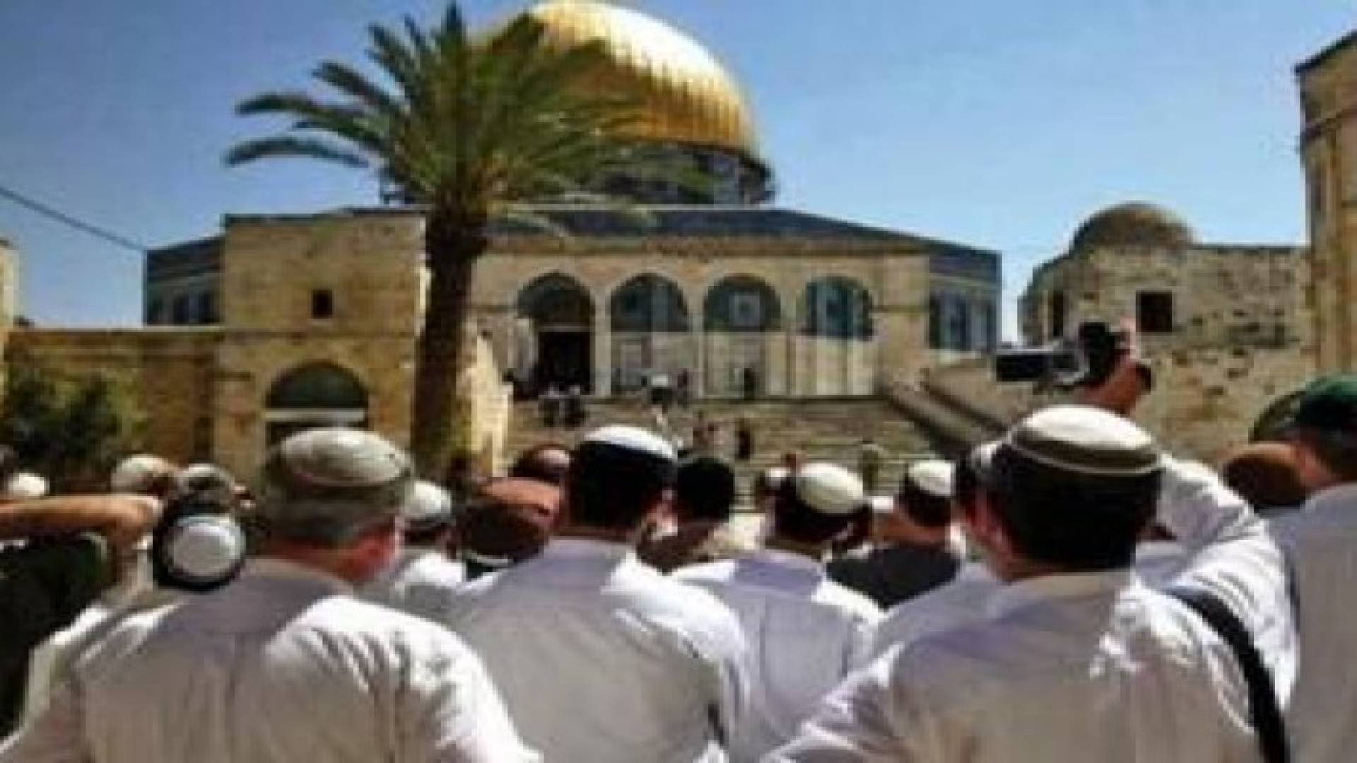 عشرات المستوطنين يقتحمون المسجد الأقصى