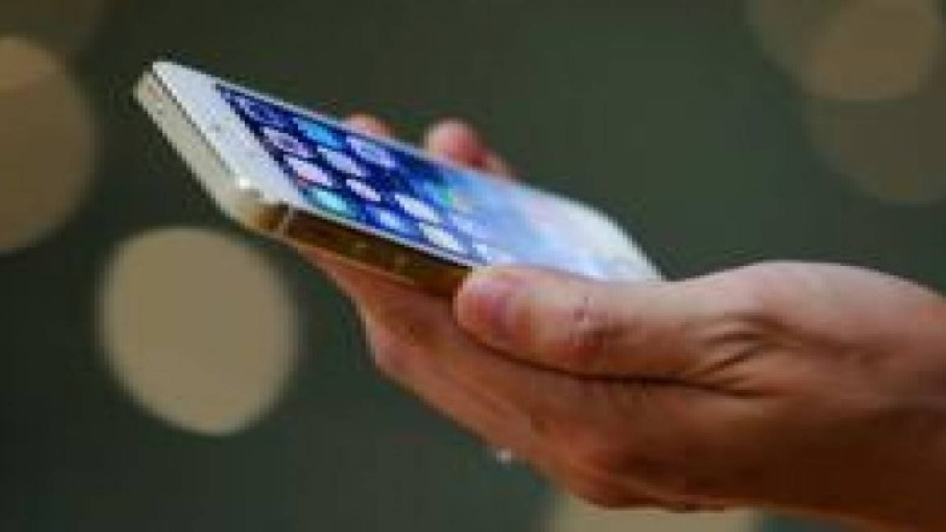 هل هاتفك " الآيفون " في خطر ؟.. قراصنة يسرقون بيانات من 200 ألف حساب