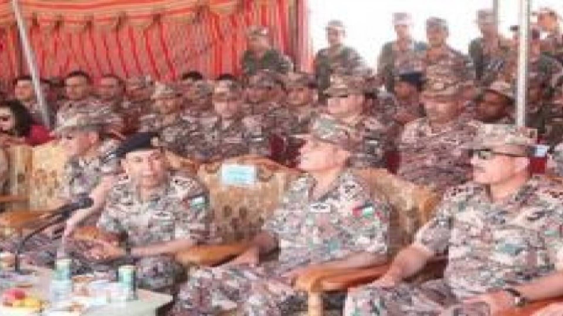 وحدة من سلاح المدفعية الملكي تجري تدريب رماية بالذخيرة الحية