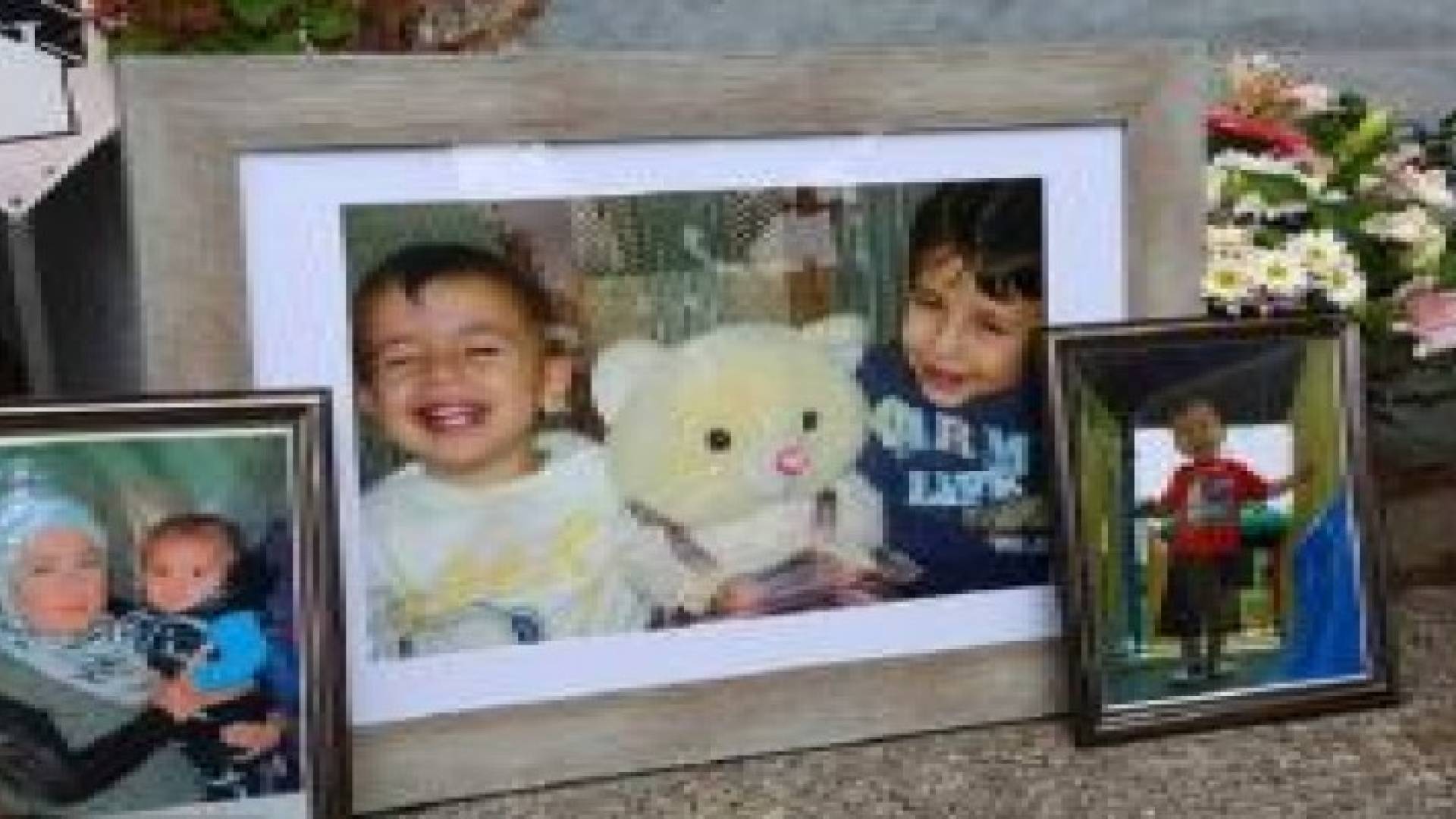 بالفيديو والصور: العالم يودع "الطفل الغريق" مع أمه وأخيه بمقبرة كوباني