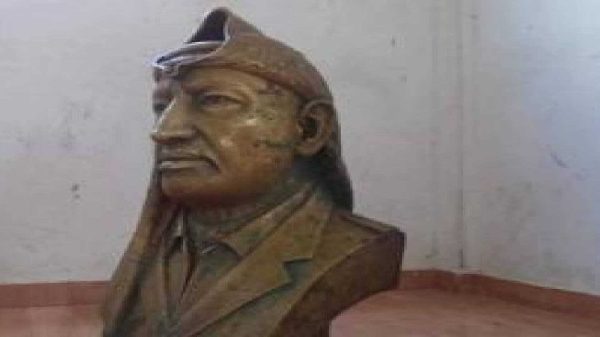 استعادة تمثال لعرفات بعد سرقته