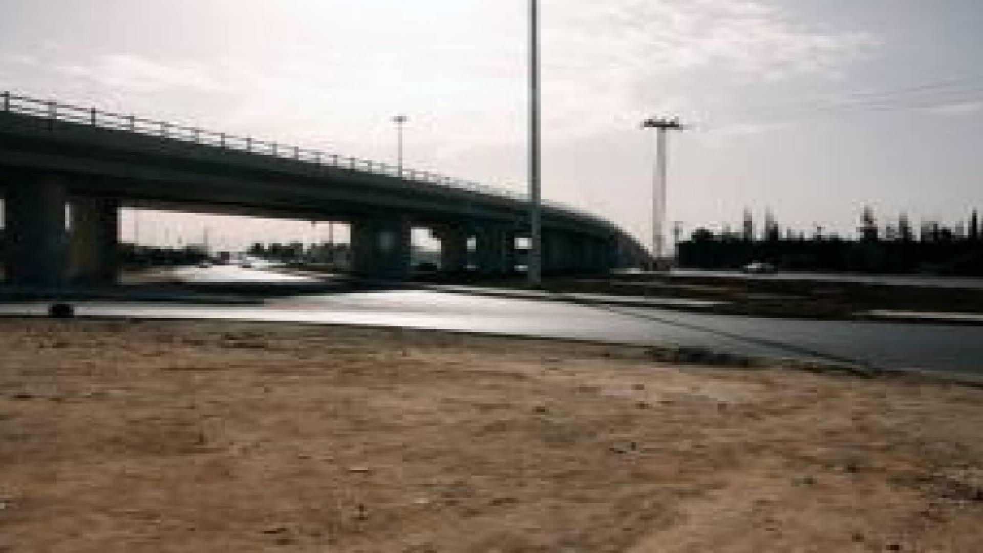 مواطن يتقدم ببلاغ عن سرقة مسلحة لسيارته على "جسر مادبا" .. تفاصيل