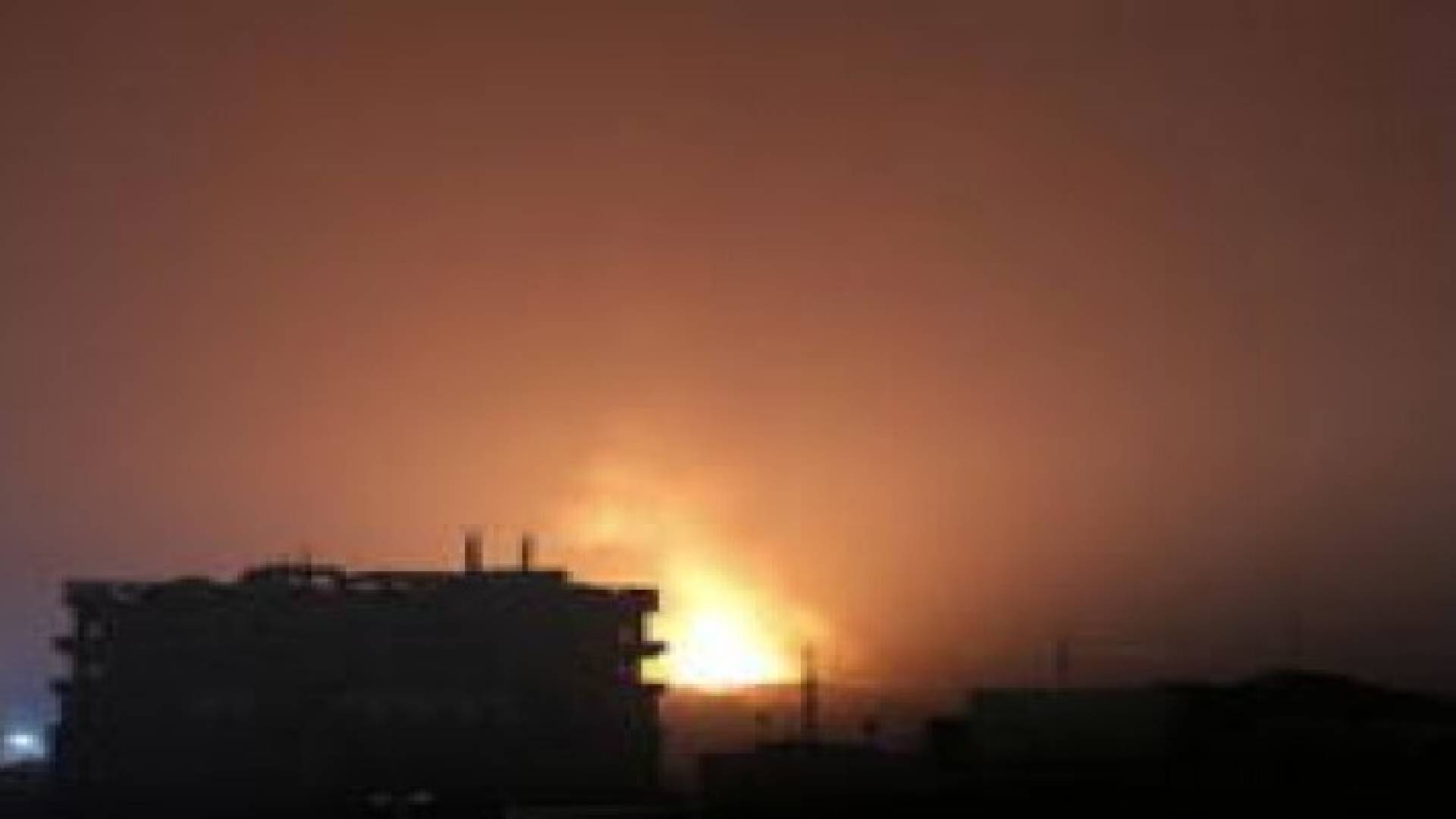 غارات مستمرة على المتمردين بمأرب وصنعاء