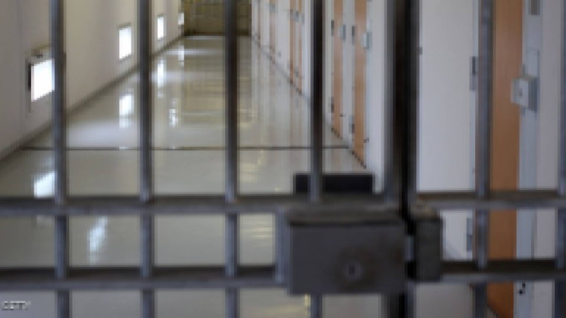 أب يحبس زوجته وابنه في زنزانة لـ 6 سنوات