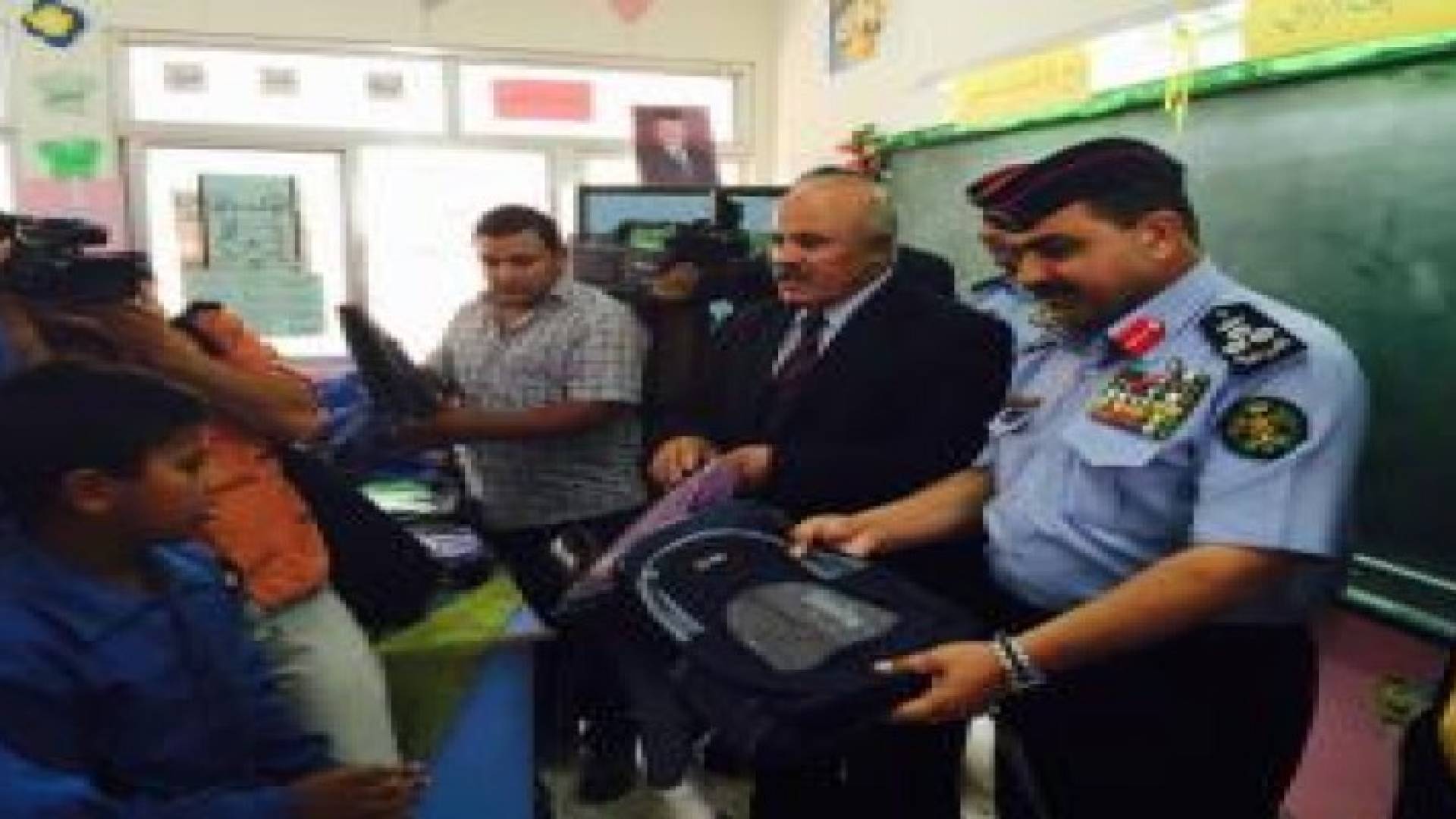 الأمن العام: توزيع حقائب مدرسية على طلاب مدرسة بالقويسمة