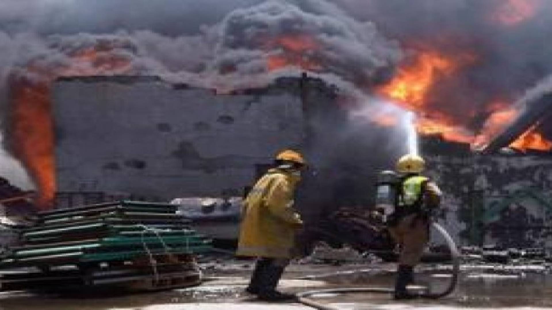 الكرك :حريق واسع في مصنع أقمشة بالمدينة الصناعية