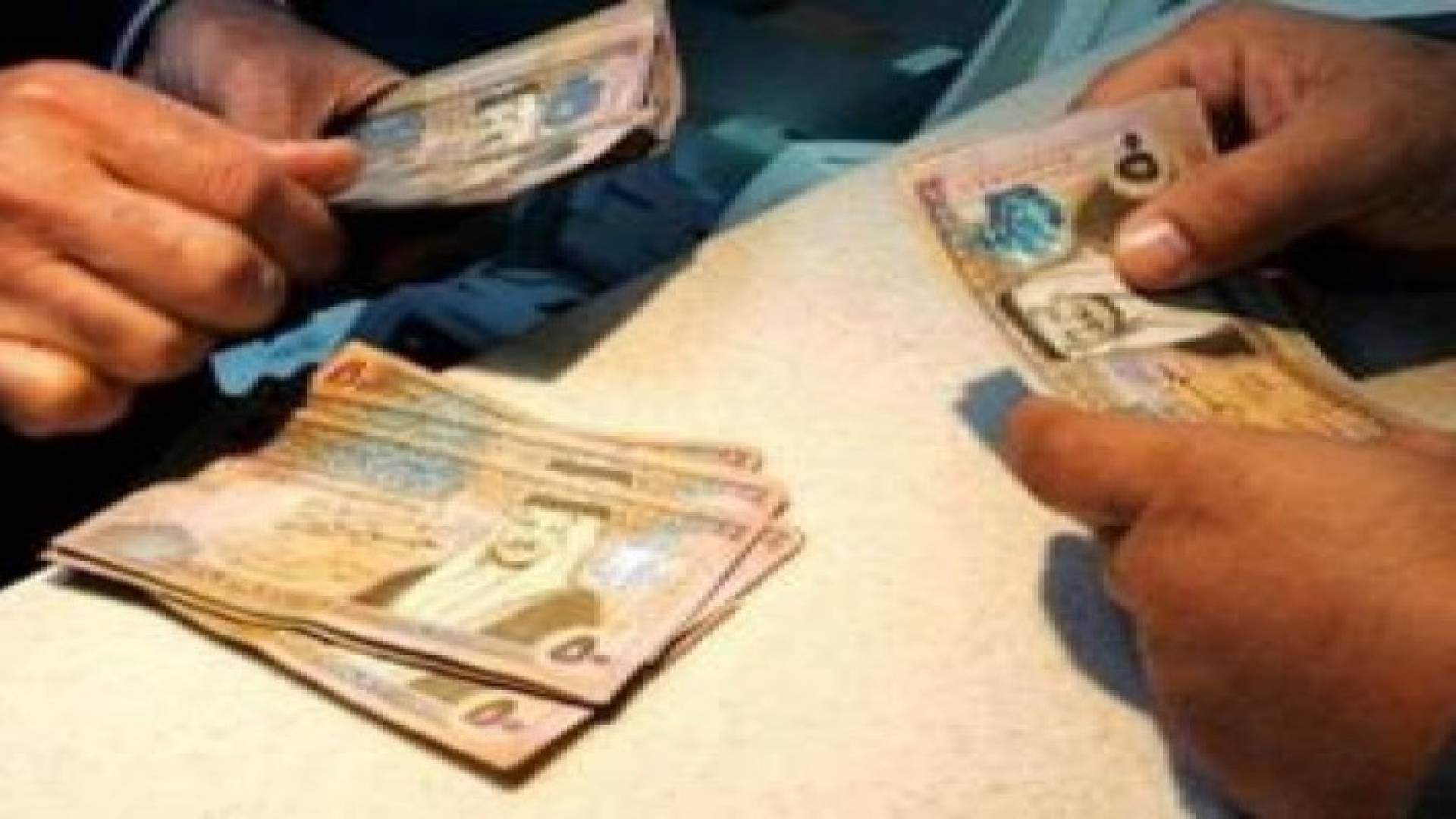 صرف رواتب الموظفين قبل عطلة العيد