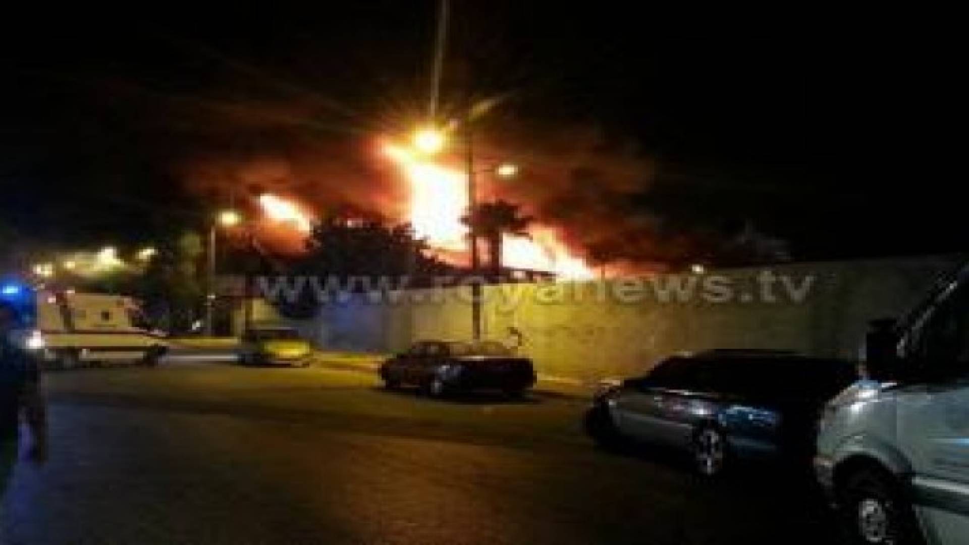 تنظيف وإزالة المخلفات في محيط مستودع الامانة الذي تعرض للحريق مساء الاثنين