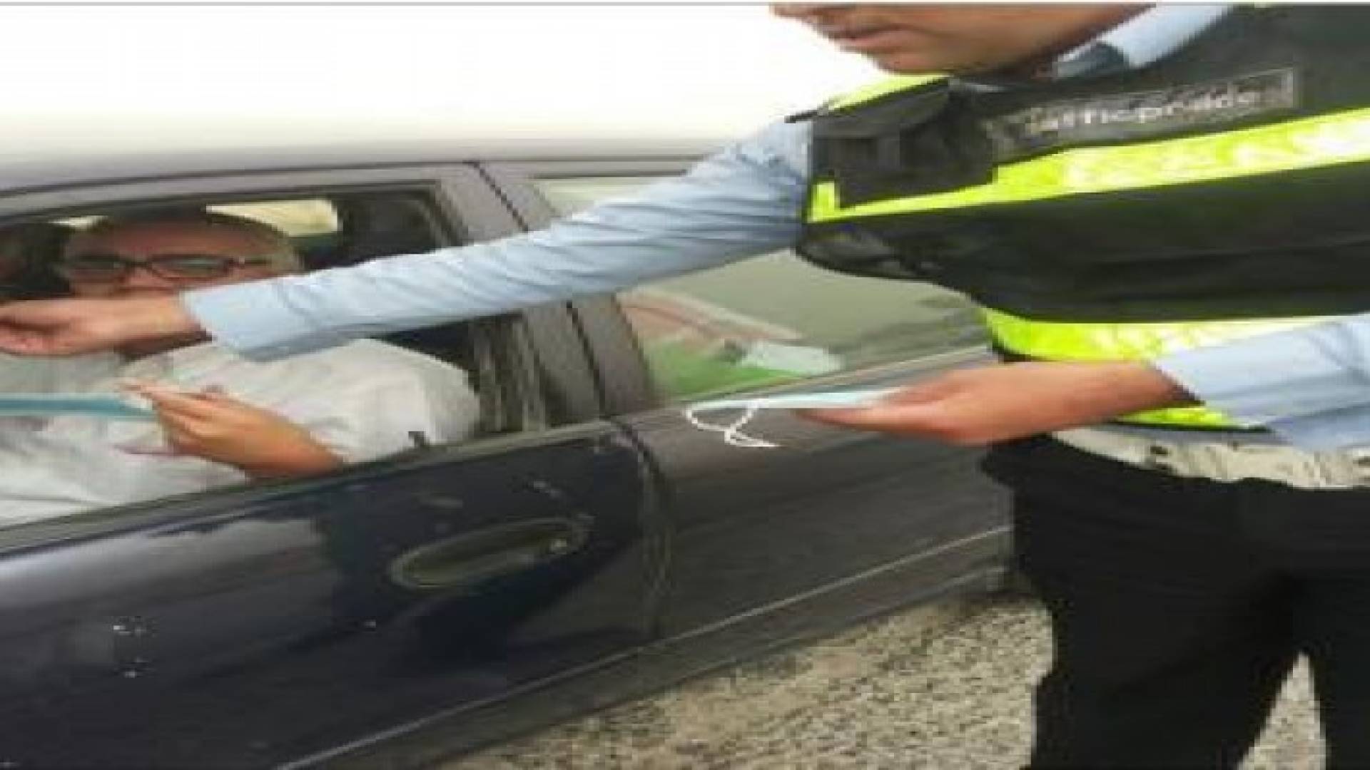 رقباء السير يوزعون الكمامات على السائقين نتيجة الغبار