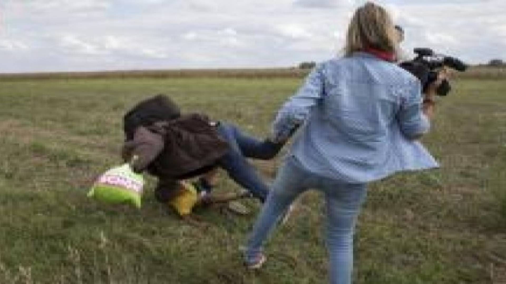 بالفيديو: طرد صحفية اعتدت على لاجئين في "المجر"