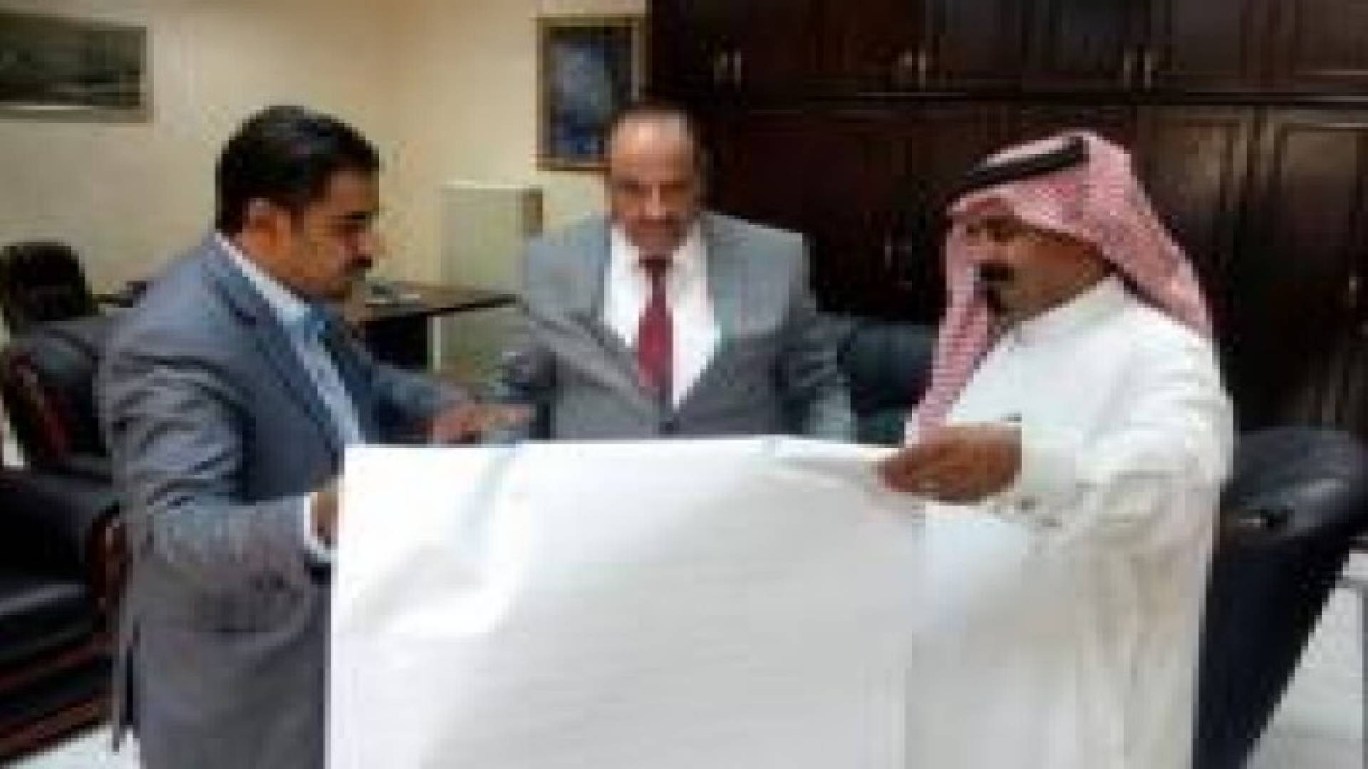 وزير الداخلية يتسلم وثيقة شرف شعبية بعنوان " سنقاطع افراح الموت"