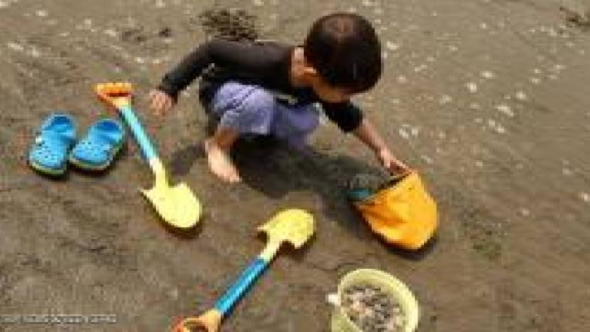 طفلان يحفران "نفقا" للهروب من الروضة