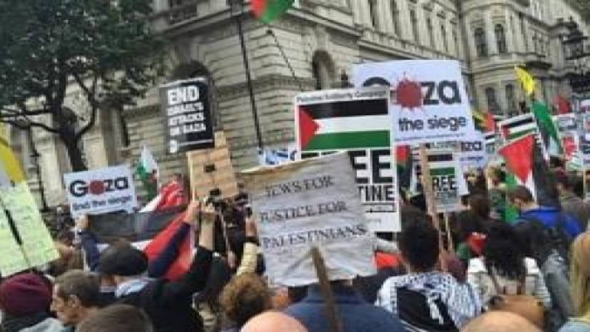 تظاهرات امام مقر كاميرون في لندن قبيل وصول نتانياهو