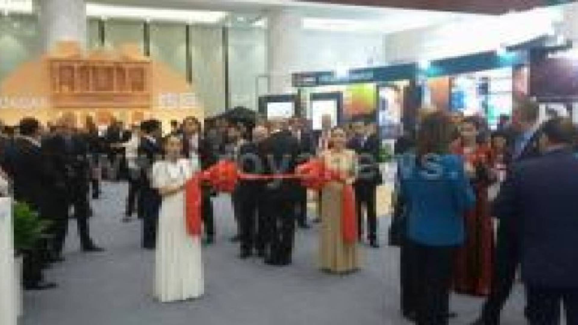 بالصور والفيديو:الملك يفتتح الجناح الأردني في معرض الصين والدول العربية 2015