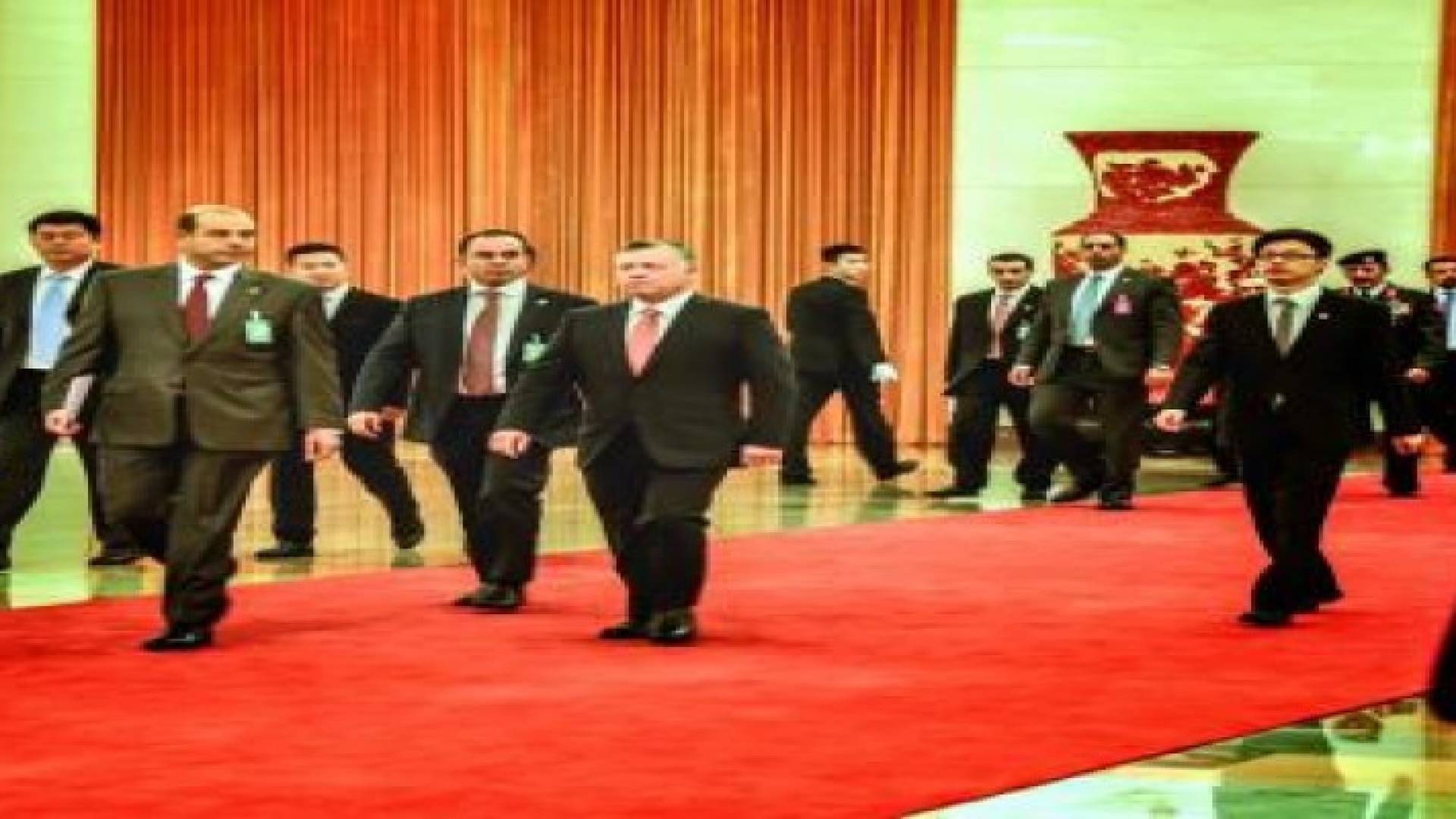 الملك يلتقي وزير الأمن العام في جمهورية الصين الشعبية