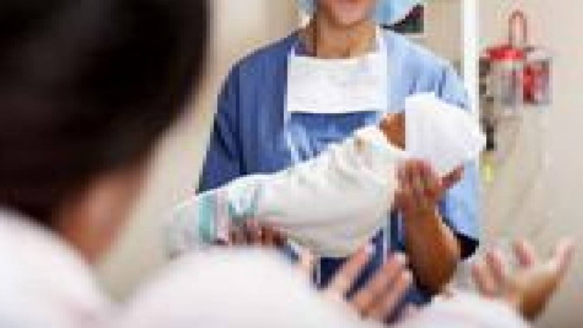 مستشفى يخلط بين الأطفال ويحرم أما من طفلها لأشهر