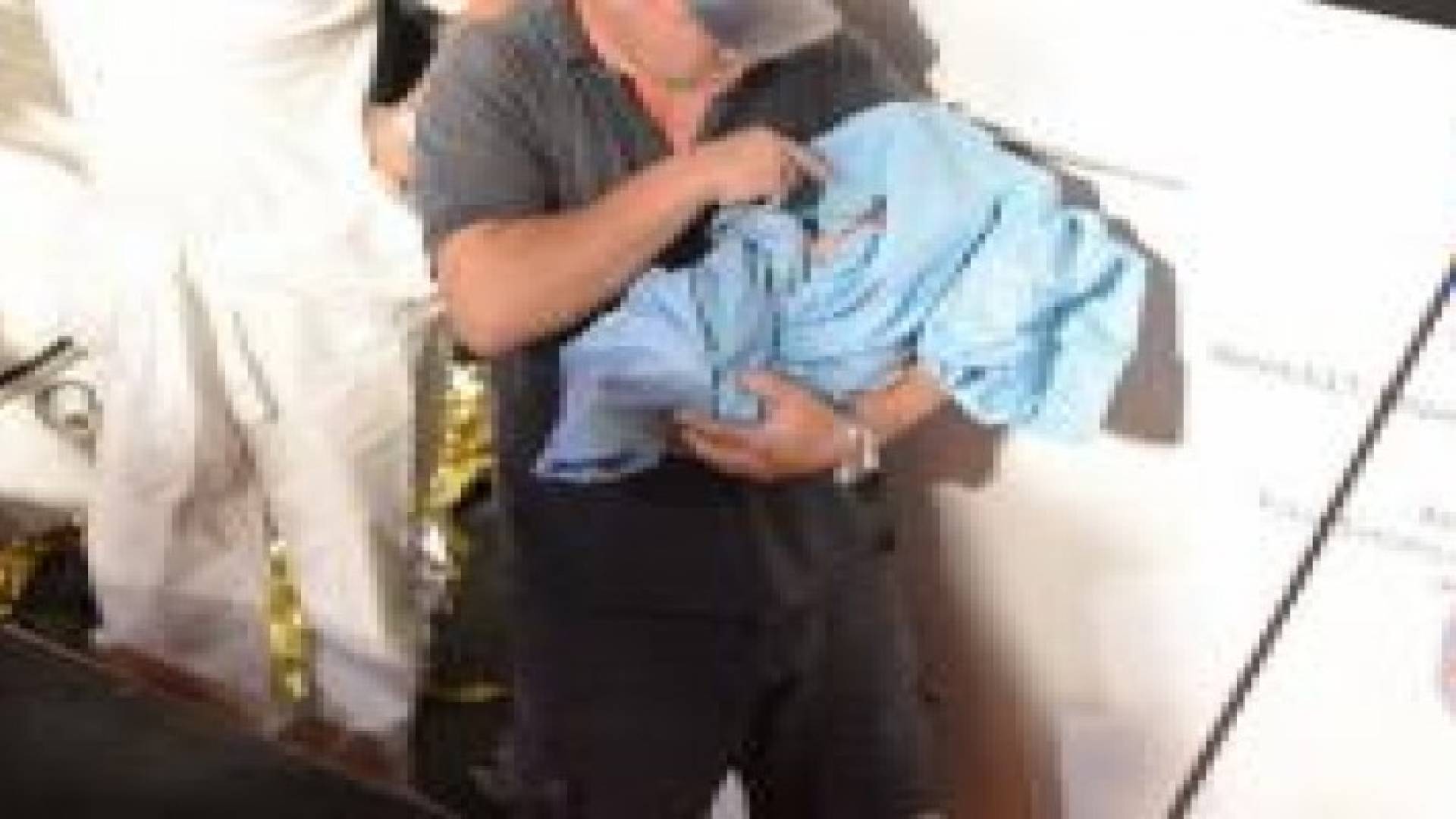 لاجئة تلد طفلا بعد لحظات من انقاذها من البحر المتوسط